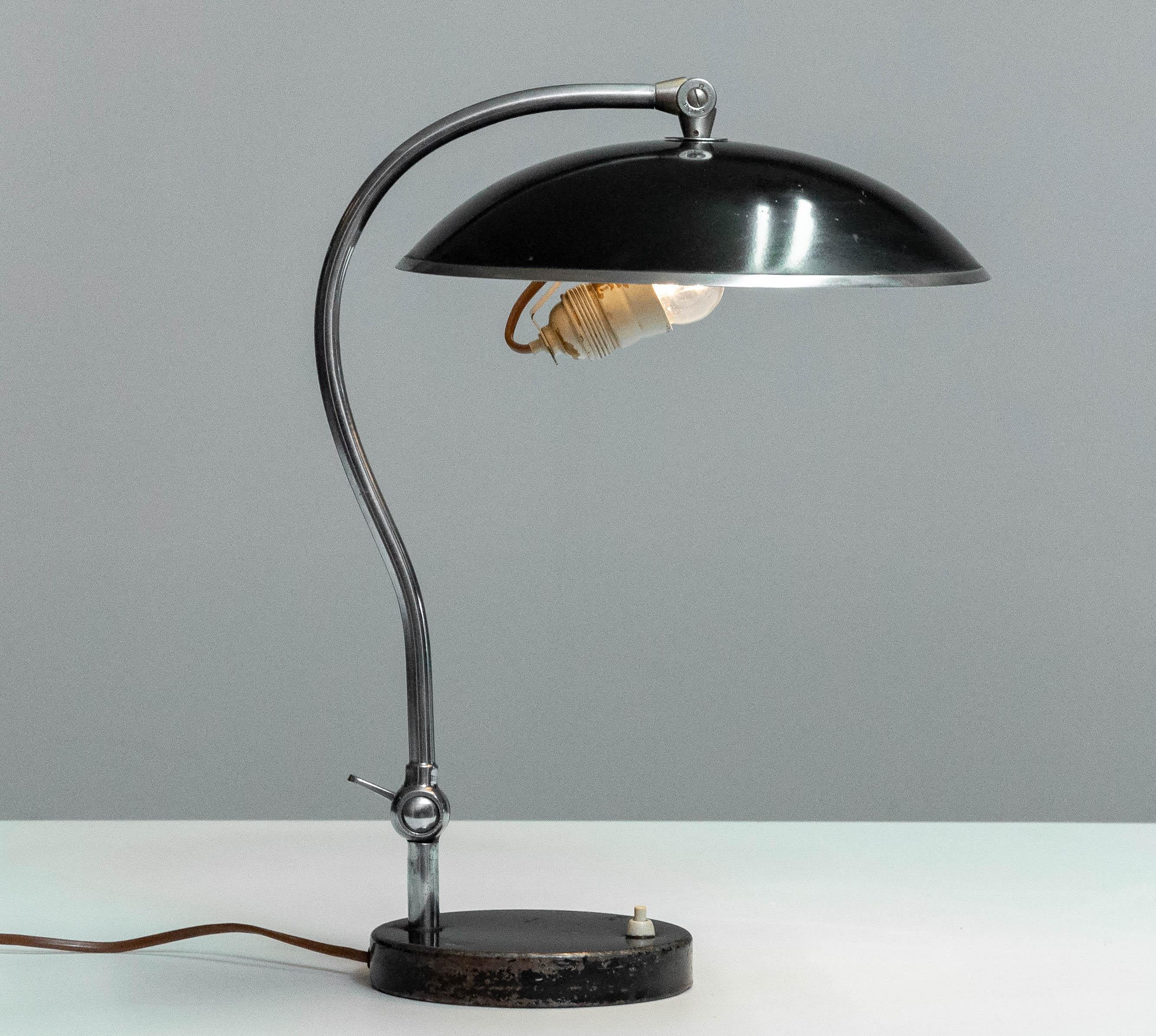 Beautiful and original black lacquered desk / table lamp made in Sweden by Boréns Borås in the 1930s, Model number 528. This model was a inspiration for more companies who where inspired by this Bauhaus style desk / table lamp and therefor also