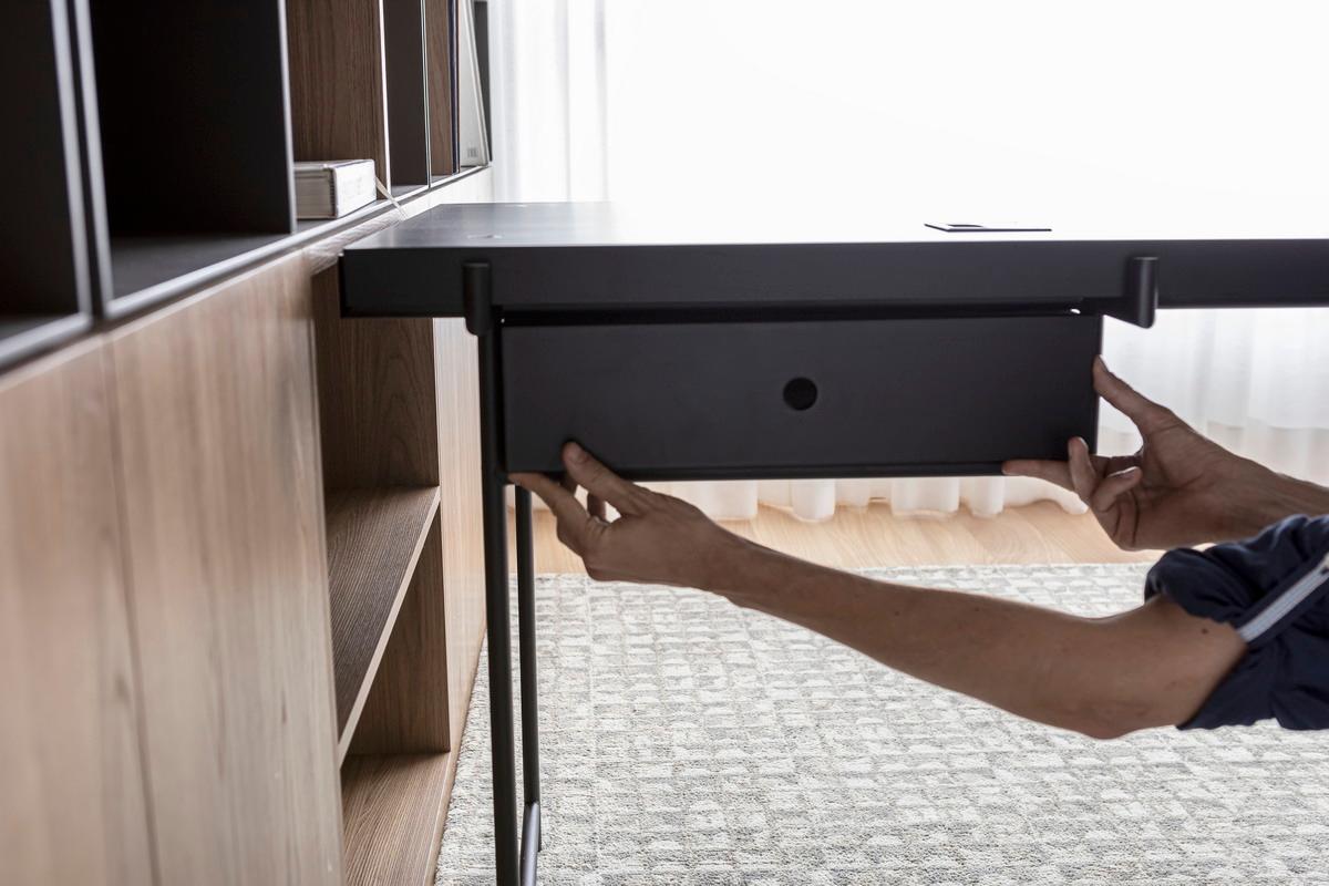 Bureau noir avec tiroir, pieds en bois et métal, style brésilien Modernity en vente 9