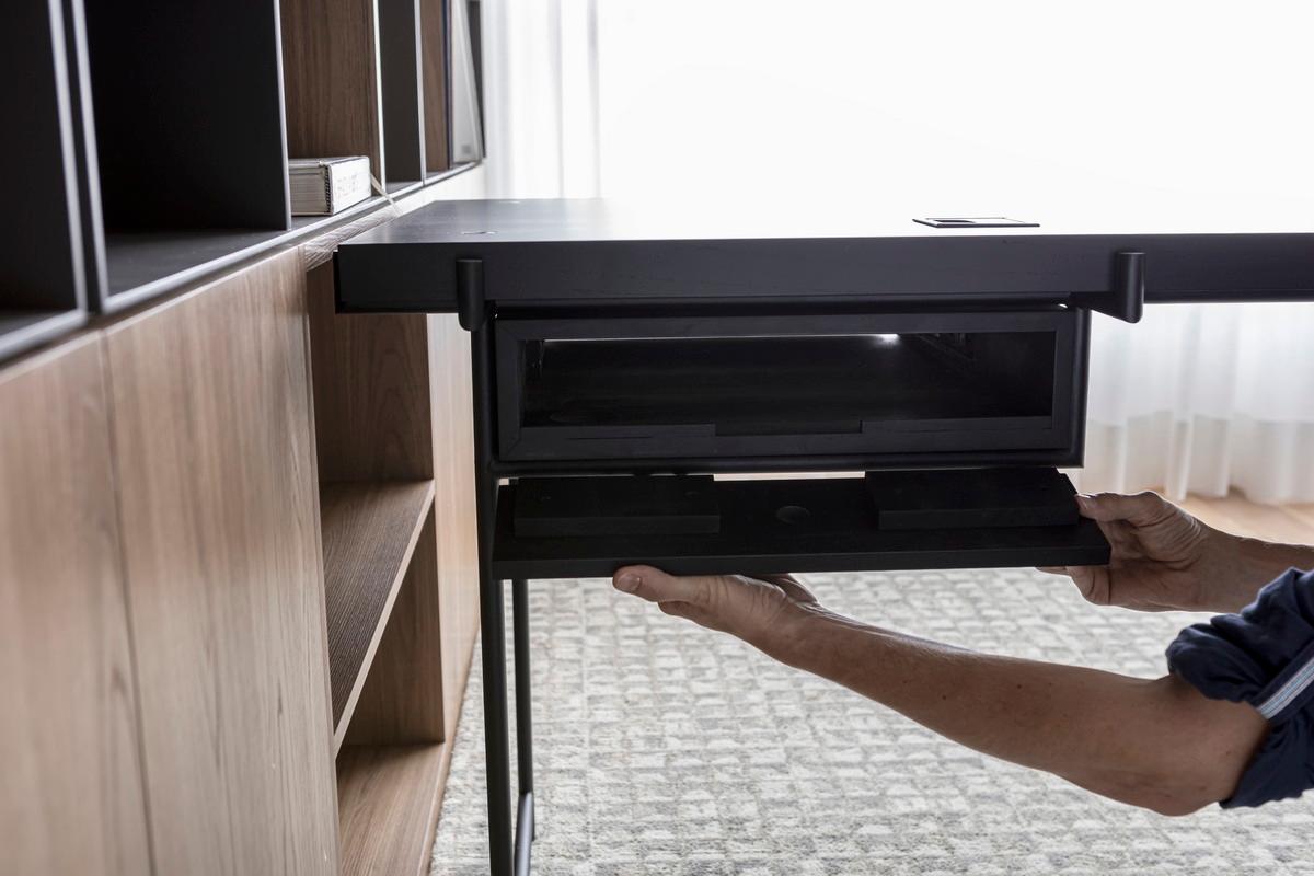 Bureau noir avec tiroir, pieds en bois et métal, style brésilien Modernity en vente 10