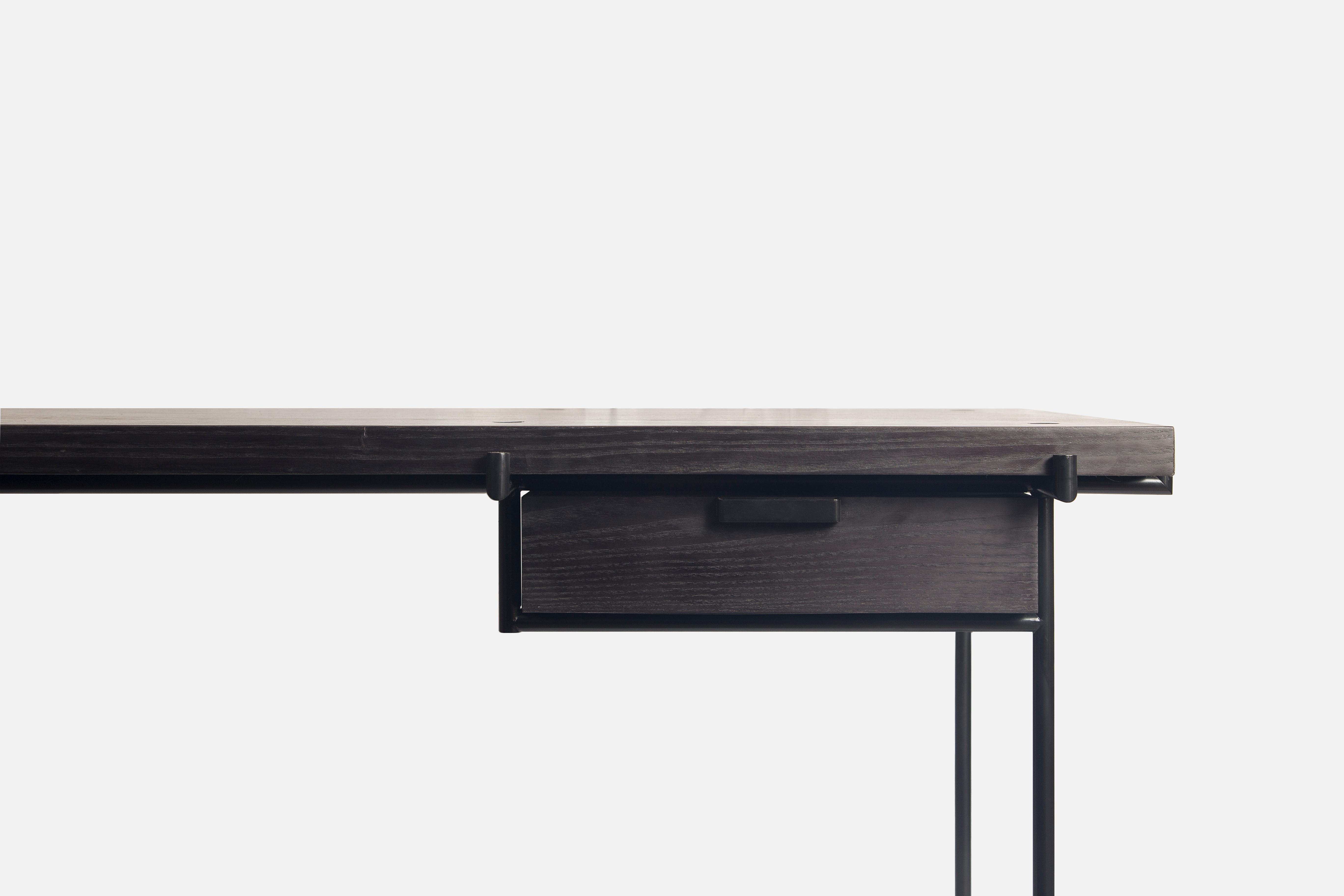 Le bureau à tiroirs Marajoara est une étude sur le mobilier utilitaire du milieu du siècle dernier, minimaliste dans ses détails, avec une référence à l'art natif brésilien. Par Atelier BAM Design.

Le style Design/One moderne est l'un des