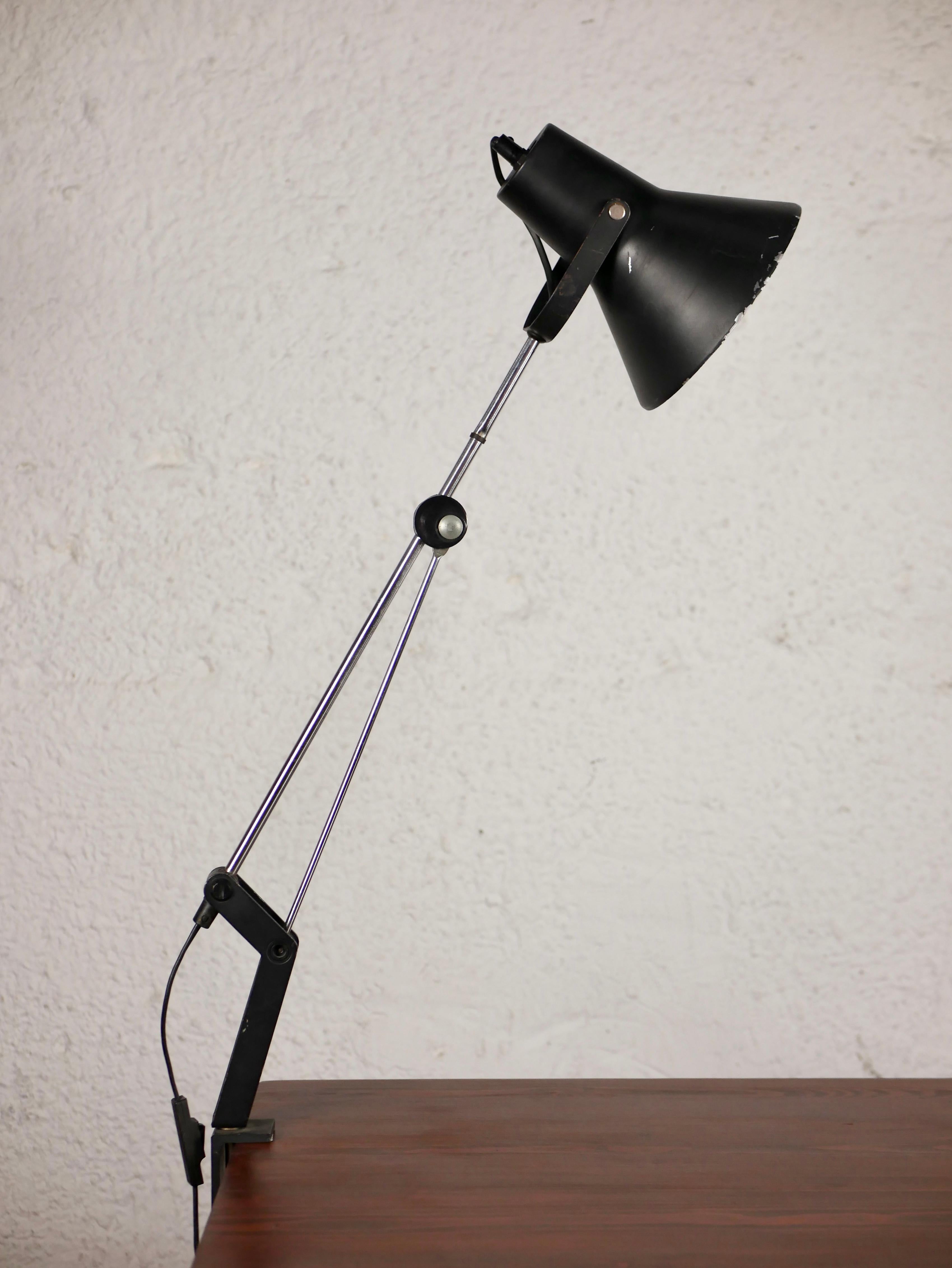 Beautiful and kind of human desk lamp by Ikea, made in the 1980s, with a vice to fix it. Model 1063.
A unique design, with a playful leg, adjustable thanks to the central thumbwheel.
Good condition, scratches on the reflector.
Dimensions : around