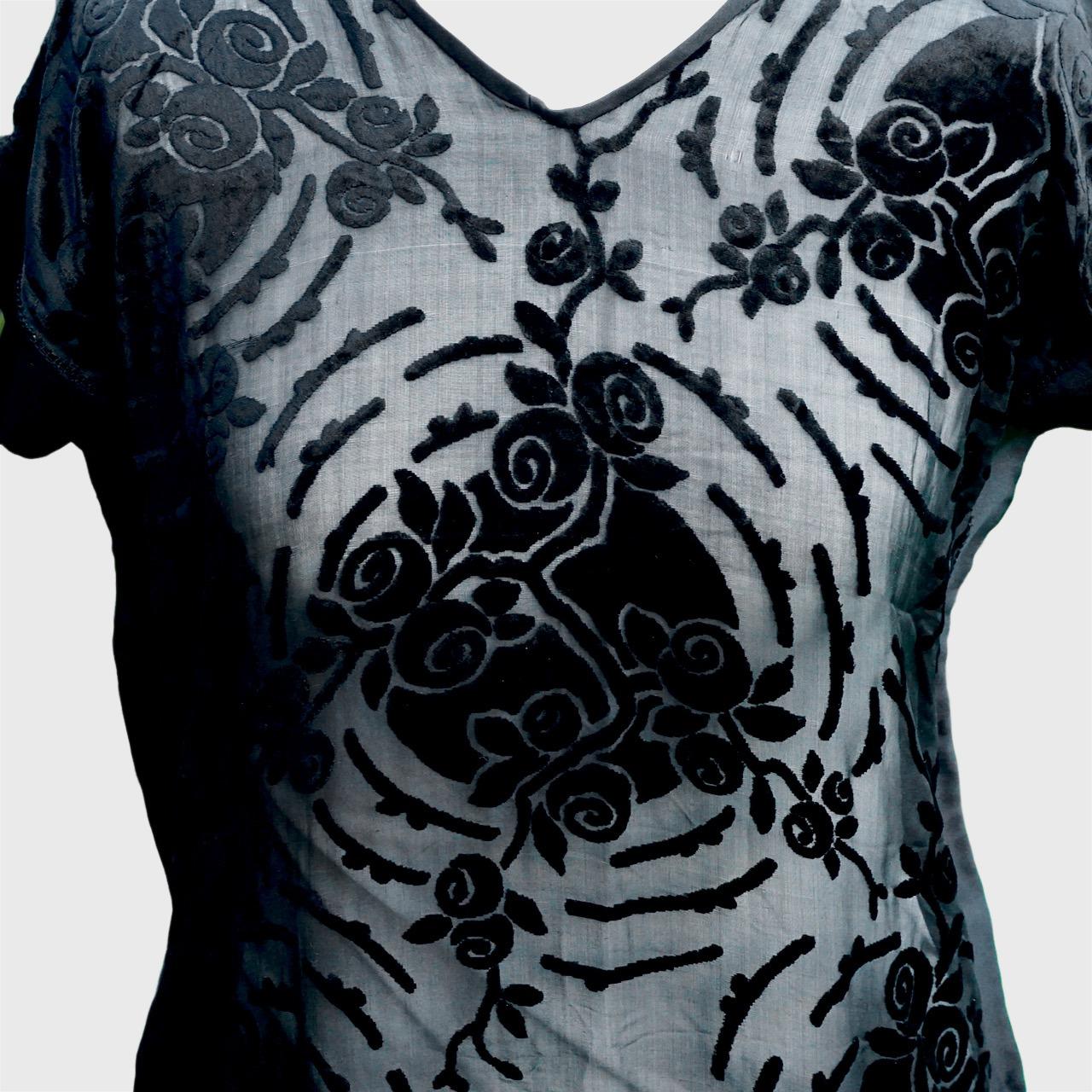 Beautiful black devoré silk dress featuring two side slits, flower print and fringe hem. The sides of the dress are finished in silk satin. There are no fastenings, the dress goes over your head. The dress is in very good condition for its