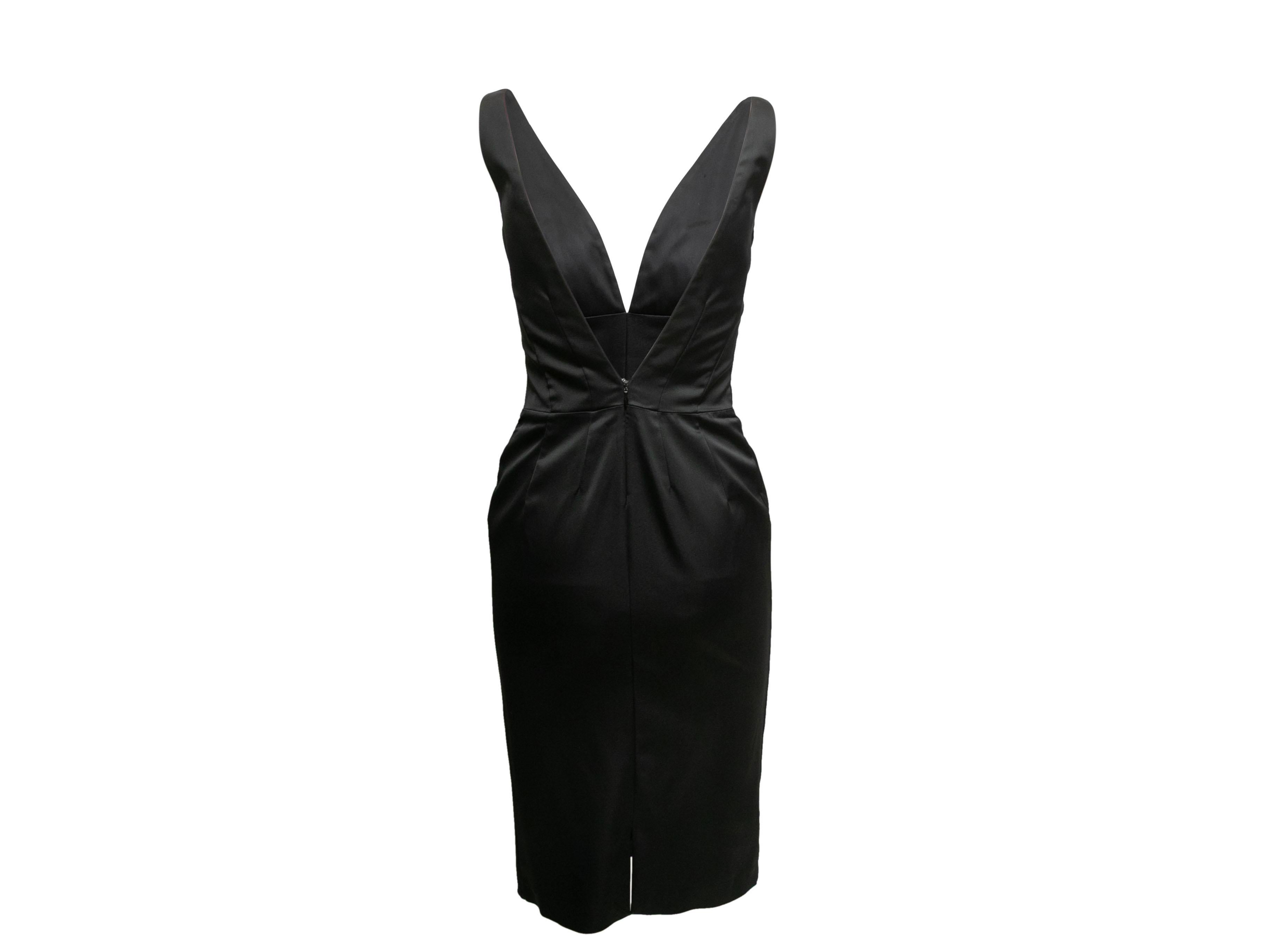 Vestido negro sin mangas de D&G. Escote en pico. Cierre con cremallera en la espalda. 30