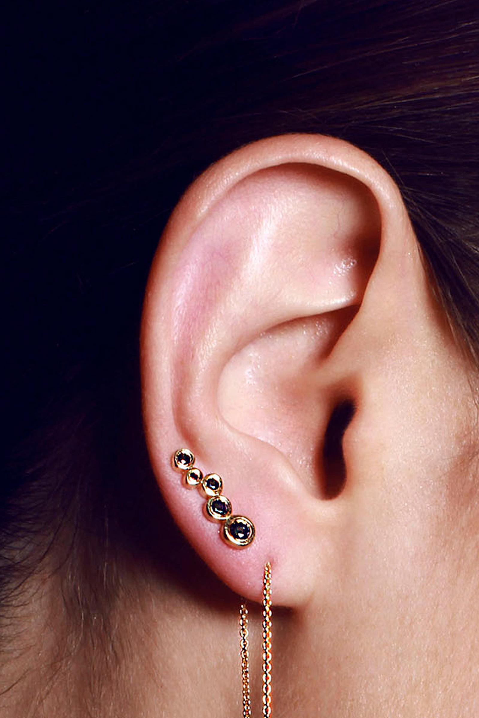 Taille ronde Boucles d'oreilles pendantes en or jaune 14 carats avec diamants noirs de 0,44 carat en vente