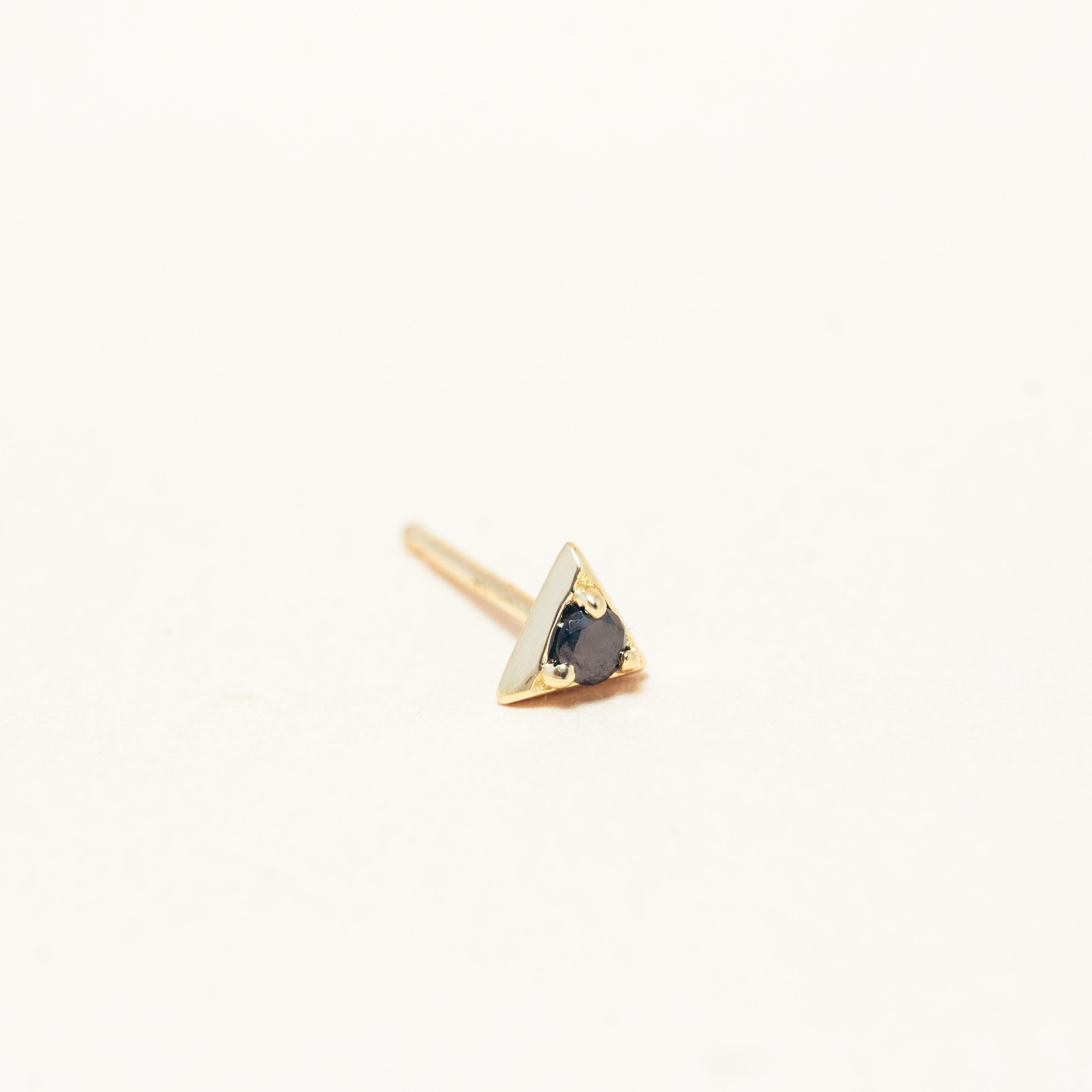 A volte le cose migliori della vita sono gli accenti, i piccoli gesti e le tessere che aggiungono intenzionalità alle nostre giornate. Queste mini borchie possono essere abbinate a orecchini più grandi o stare bene da sole. Il diamante nero estratto