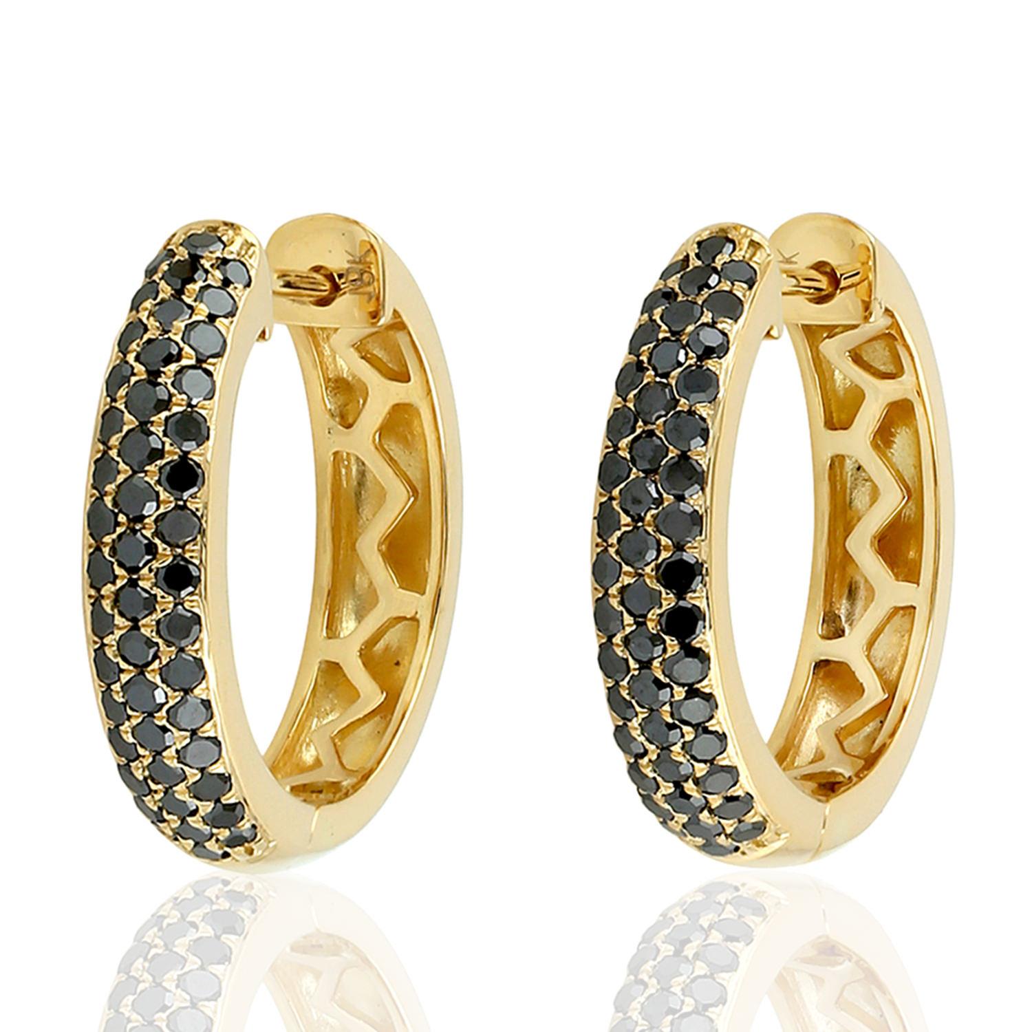 Moderne Créoles huggies en or 18 carats et diamants noirs en vente