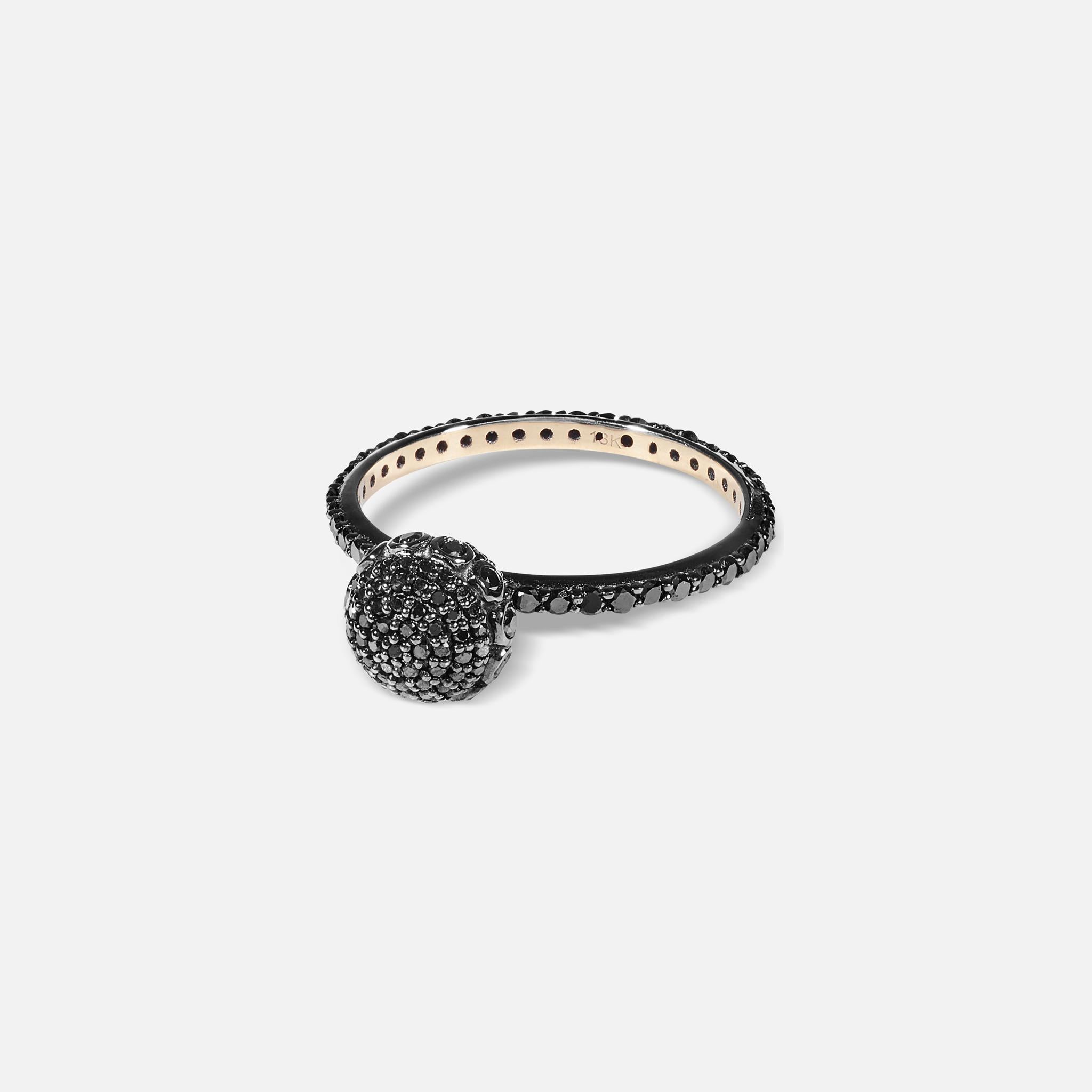 Un anillo de eternidad de oro negro de 18 ct, adornado con diamantes negros de 1,45 ct, en un giro atrevido de un gesto clásico de compromiso inquebrantable. Llévala como símbolo de tu espíritu y tus logros, o para celebrar historias de amor rebelde