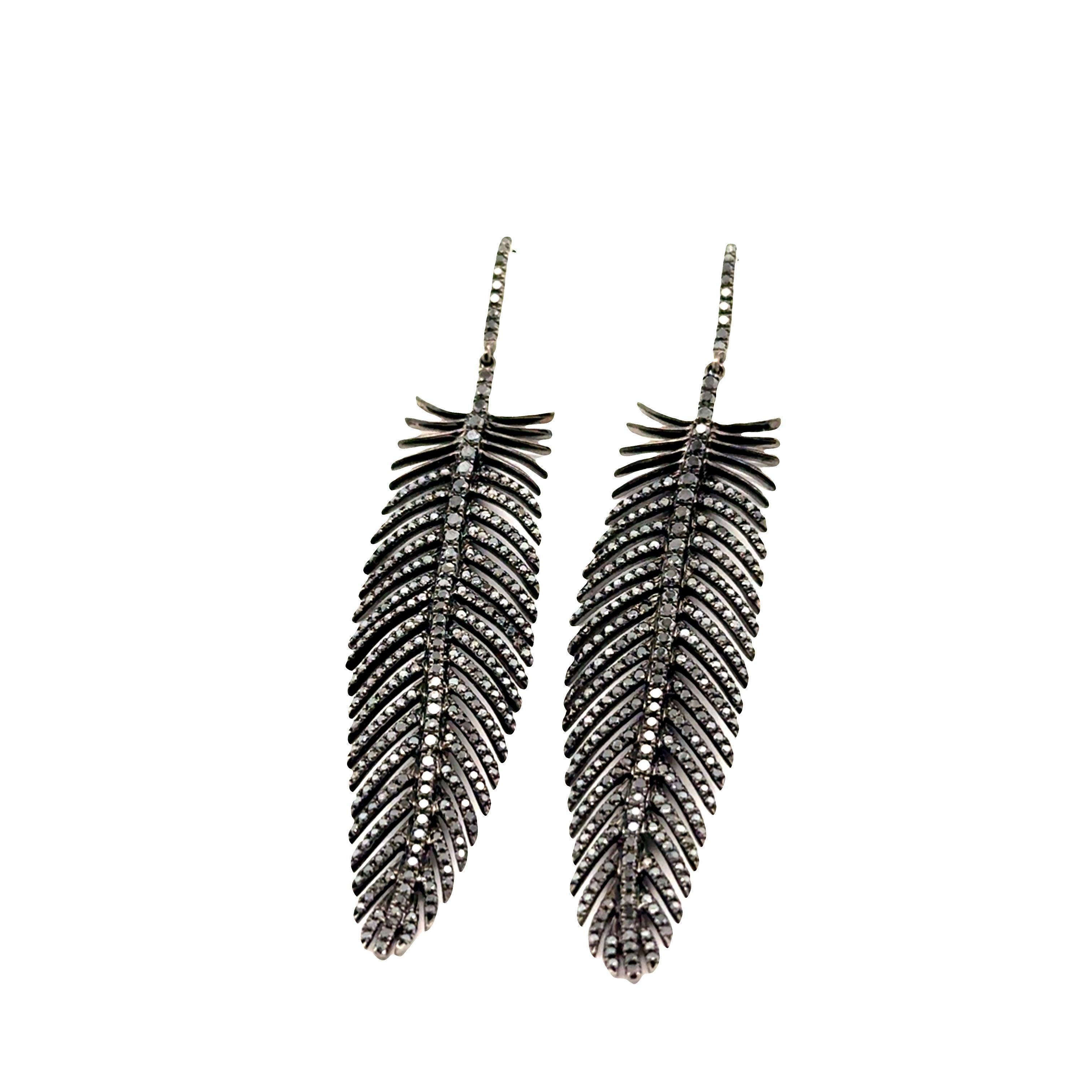 Une paire captivante de boucles d'oreilles pendantes avec des diamants noirs ronds pesant un total de 2,90 carats. Les pierres d'un noir profond sont méticuleusement serties, ce qui renforce leur attrait. Réalisées en or 18 carats avec une finition