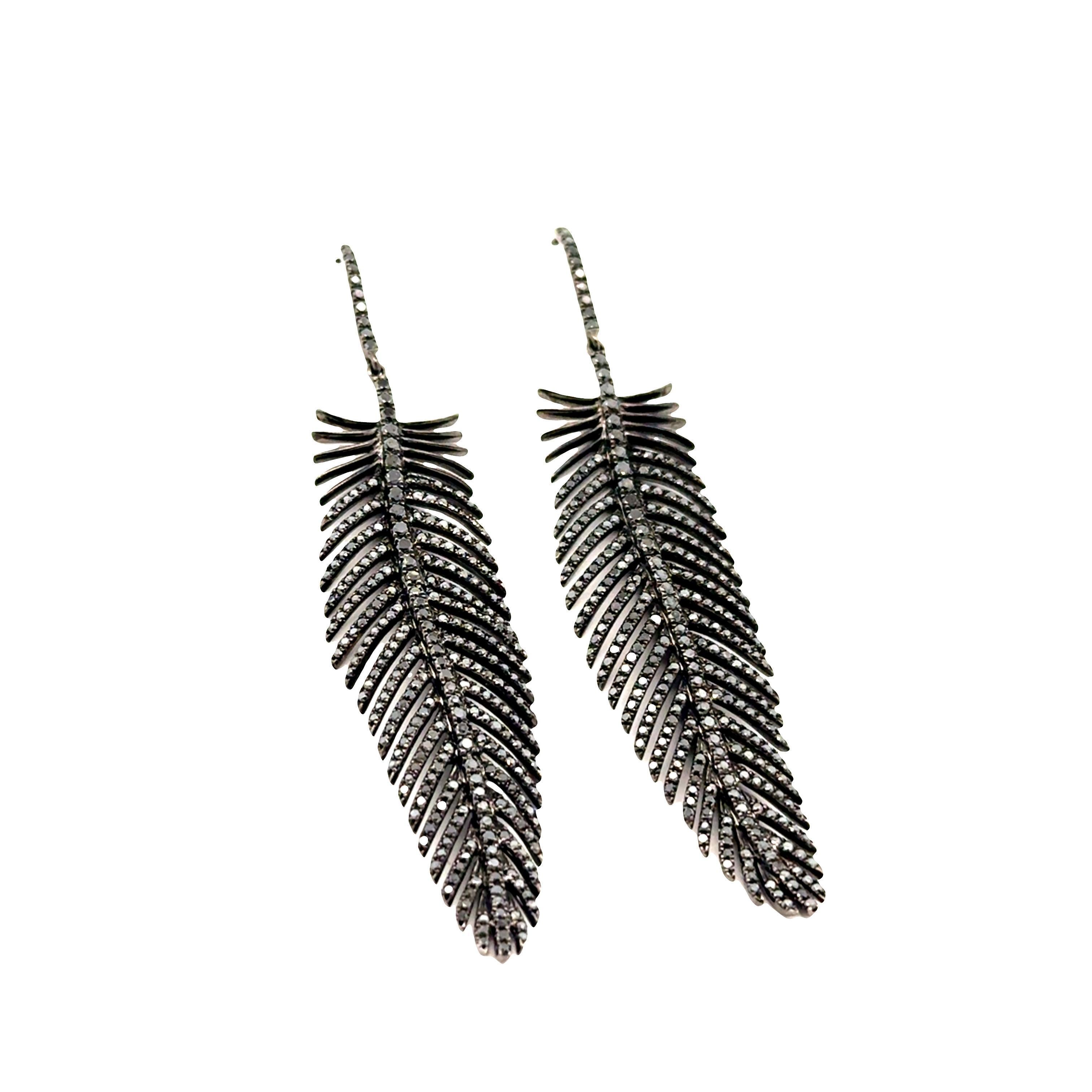 Contemporain Boucles d'oreilles crochet plume en or 18k avec diamant noir en vente