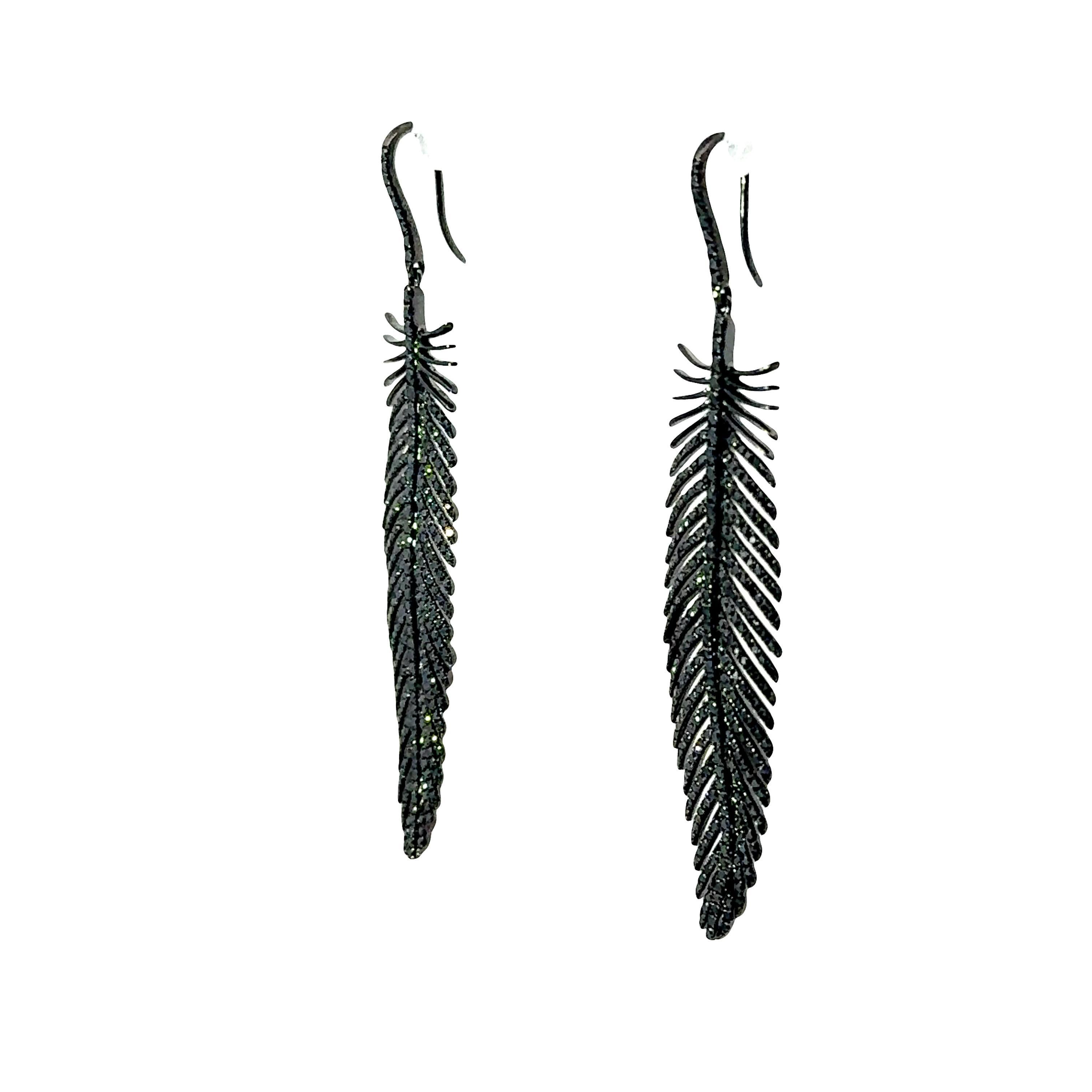 Taille ronde Boucles d'oreilles crochet plume en or 18k avec diamant noir en vente
