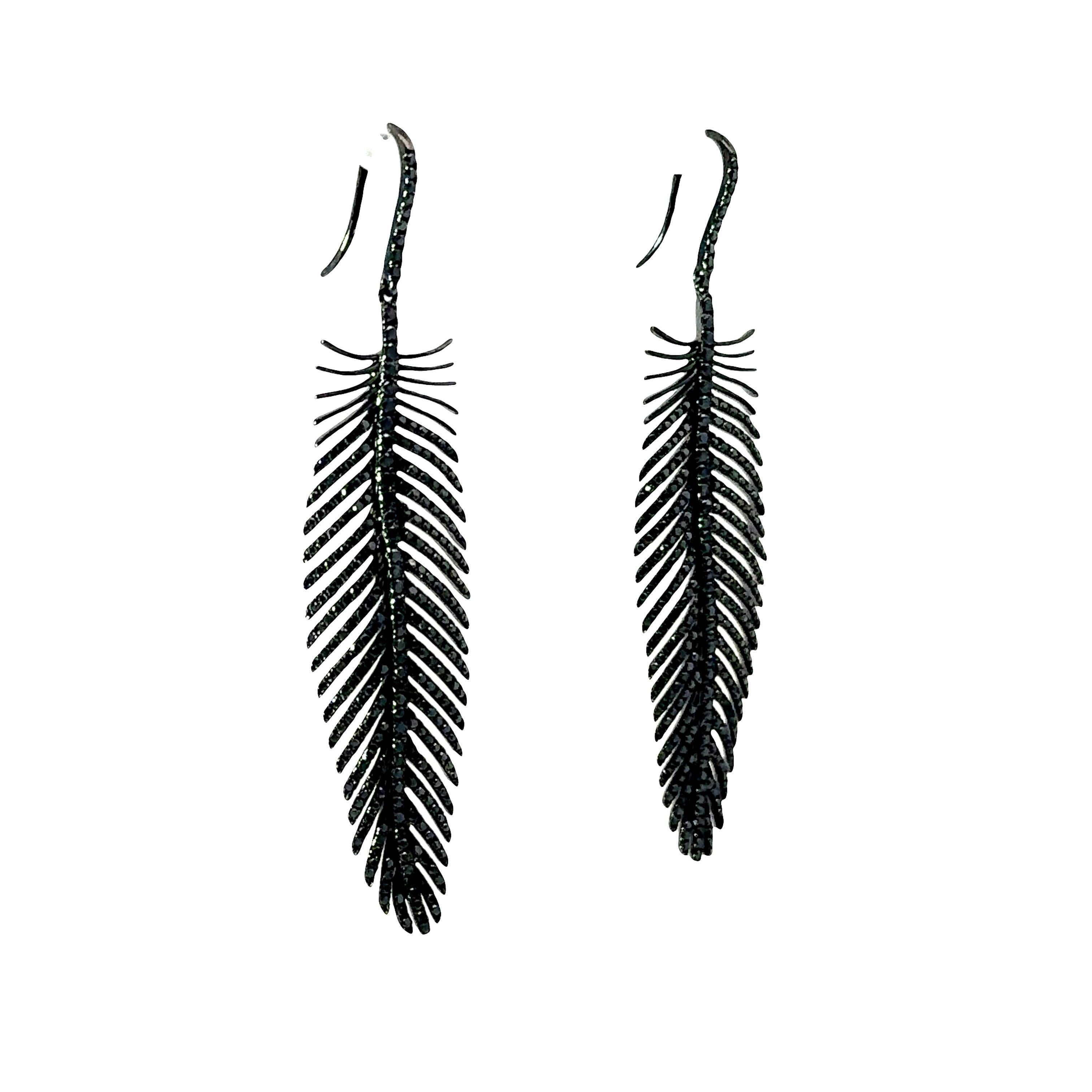Boucles d'oreilles crochet plume en or 18k avec diamant noir Excellent état - En vente à Beverly Hills, CA