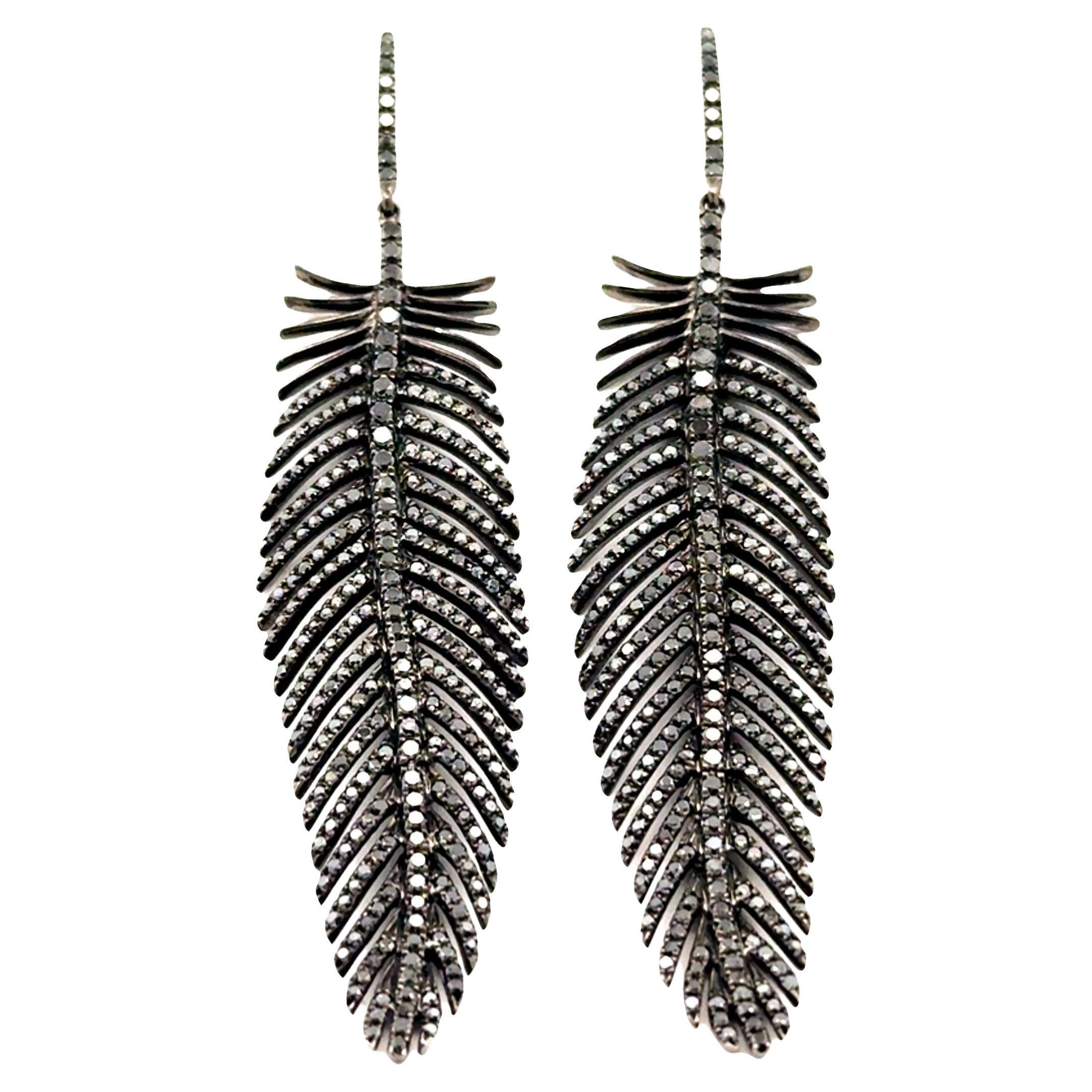Boucles d'oreilles crochet plume en or 18k avec diamant noir en vente