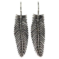 Boucles d'oreilles crochet plume en or 18k avec diamant noir