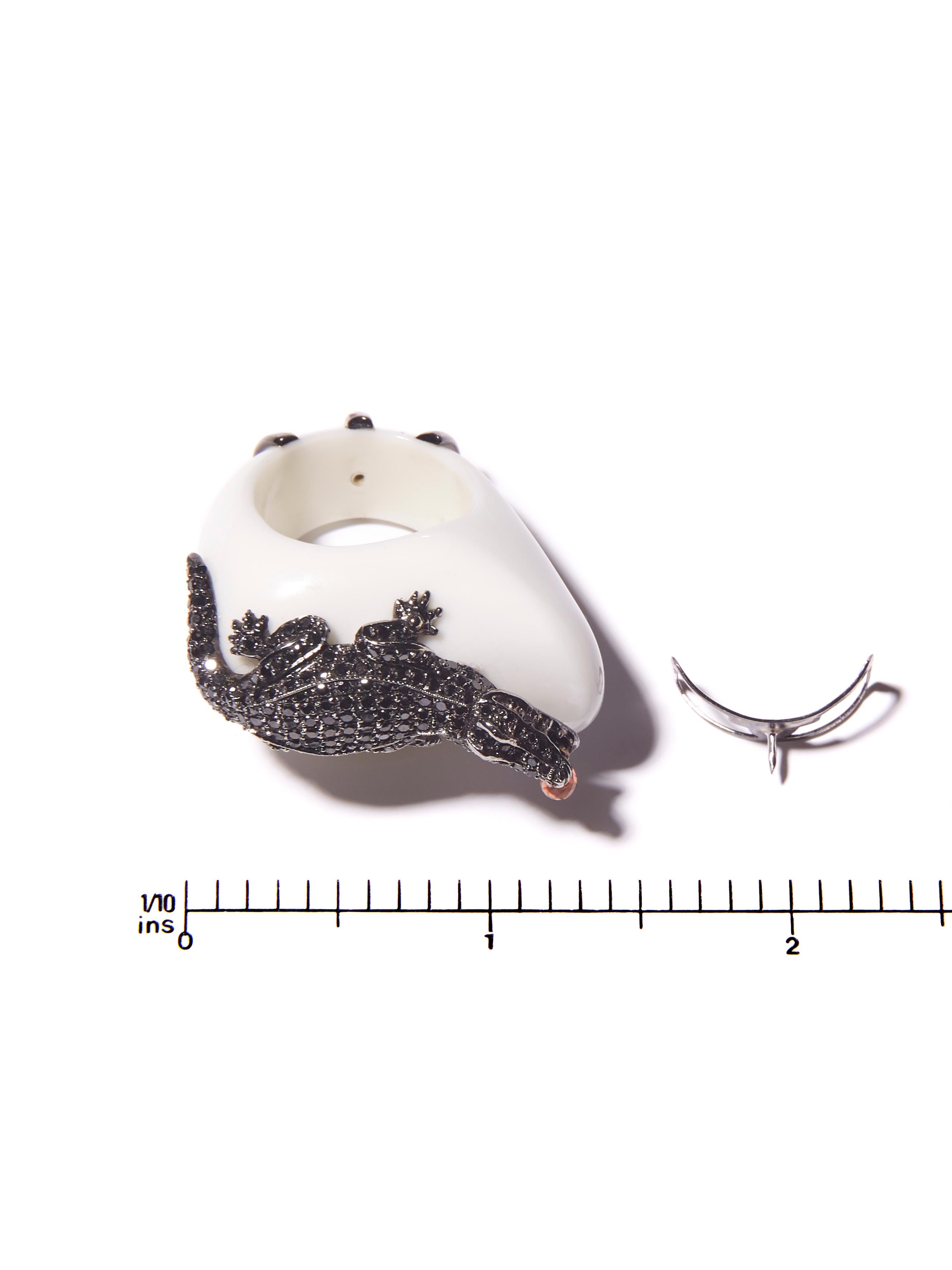 Black Diamond Alligator on White Agate in White Gold In New Condition For Sale In Amsterdam, NL