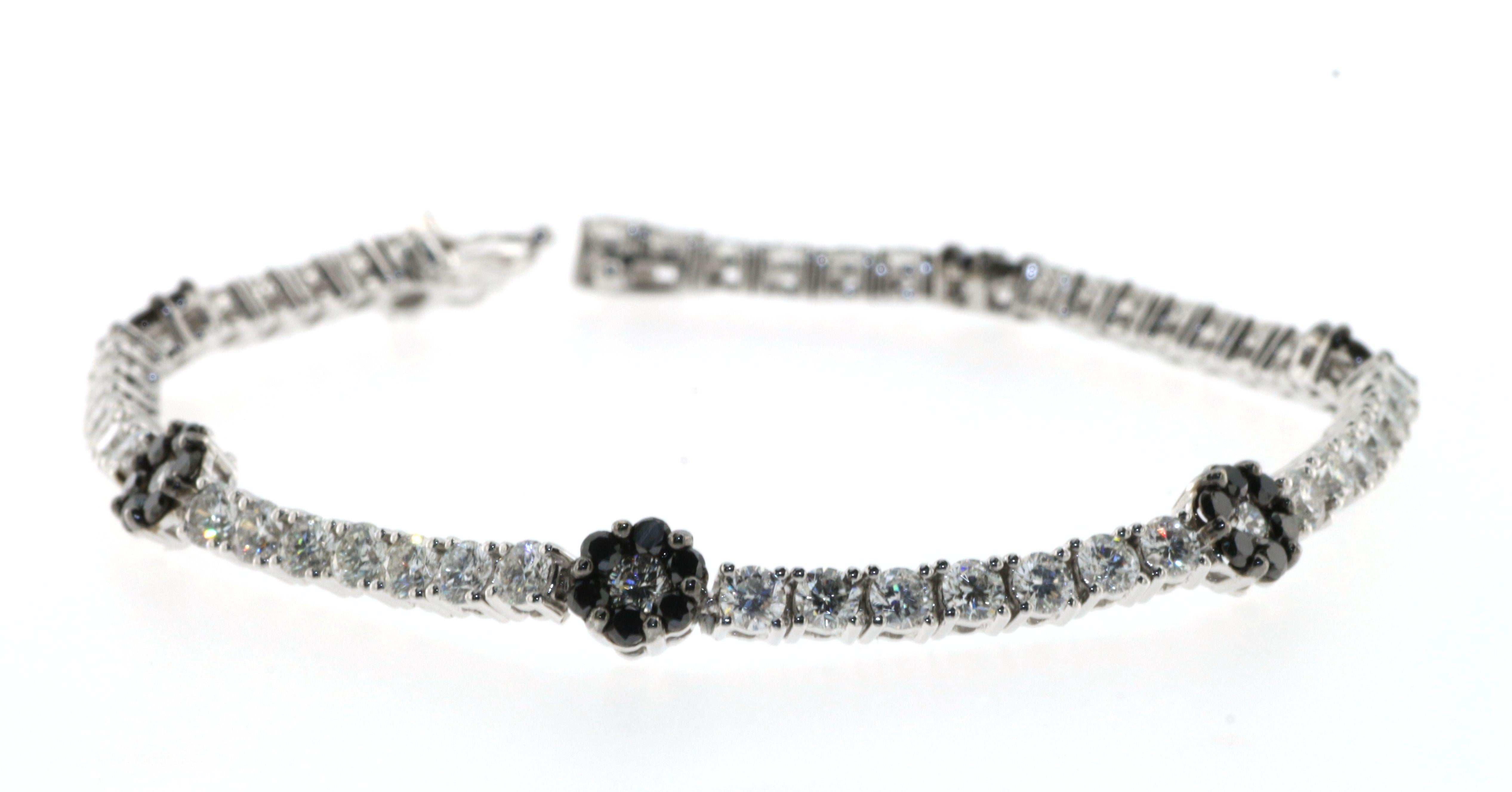 Taille ronde Bracelet tennis en diamants noirs et diamants blancs  Or blanc 18 carats en vente