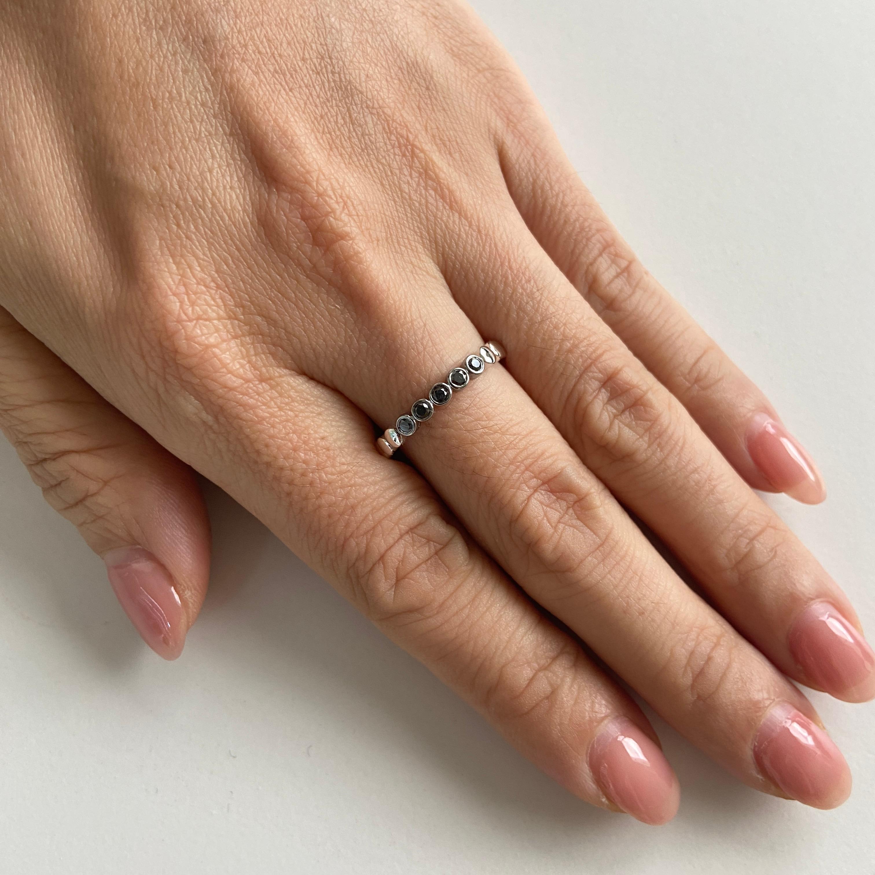 Anillo con banda de diamantes negros en oro de 18 quilates en Nuevo estado para la venta en Hong Kong, HK