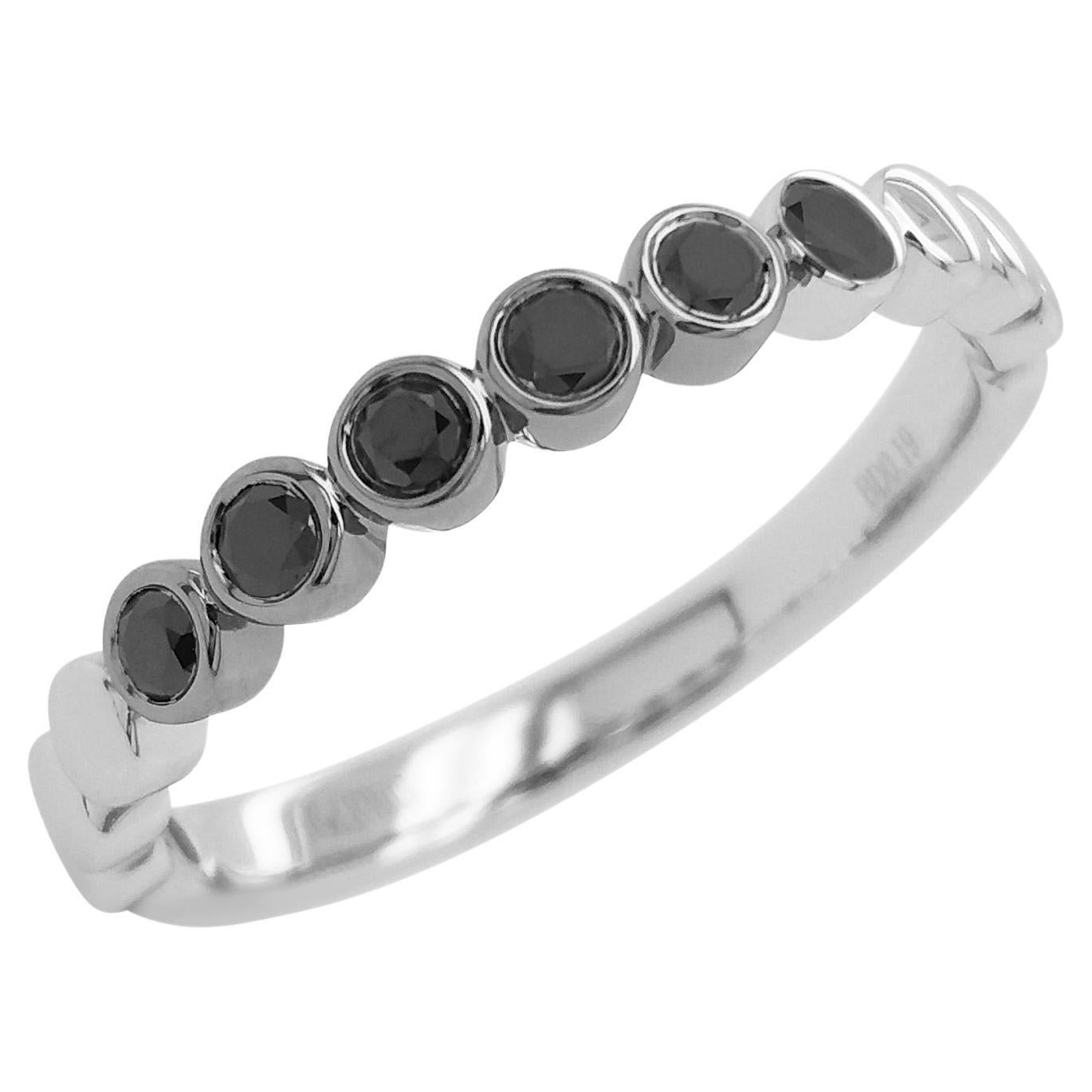 Anillo con banda de diamantes negros en oro de 18 quilates