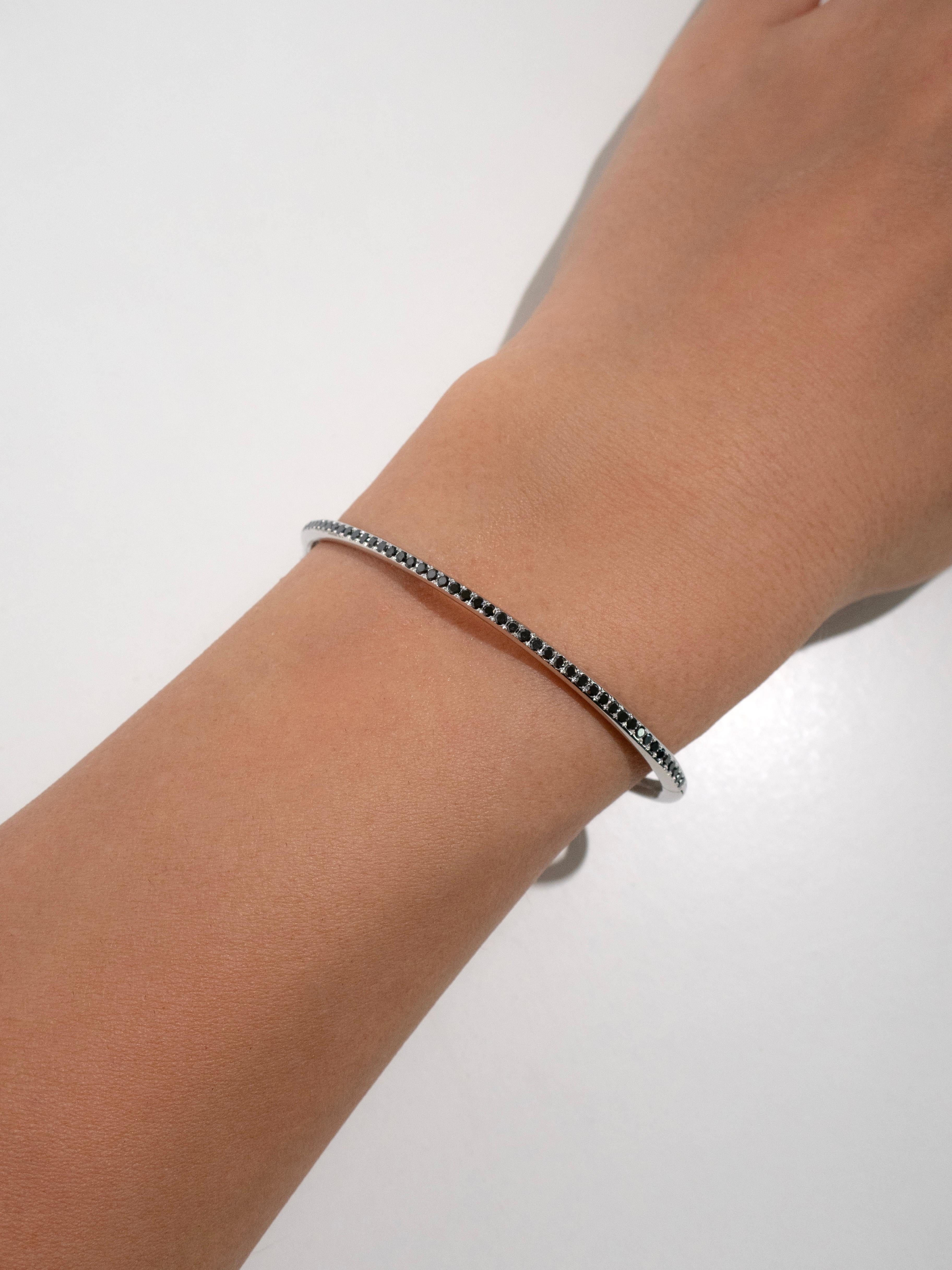 Moderno Bangle con diamanti neri in oro bianco 18 carati in vendita
