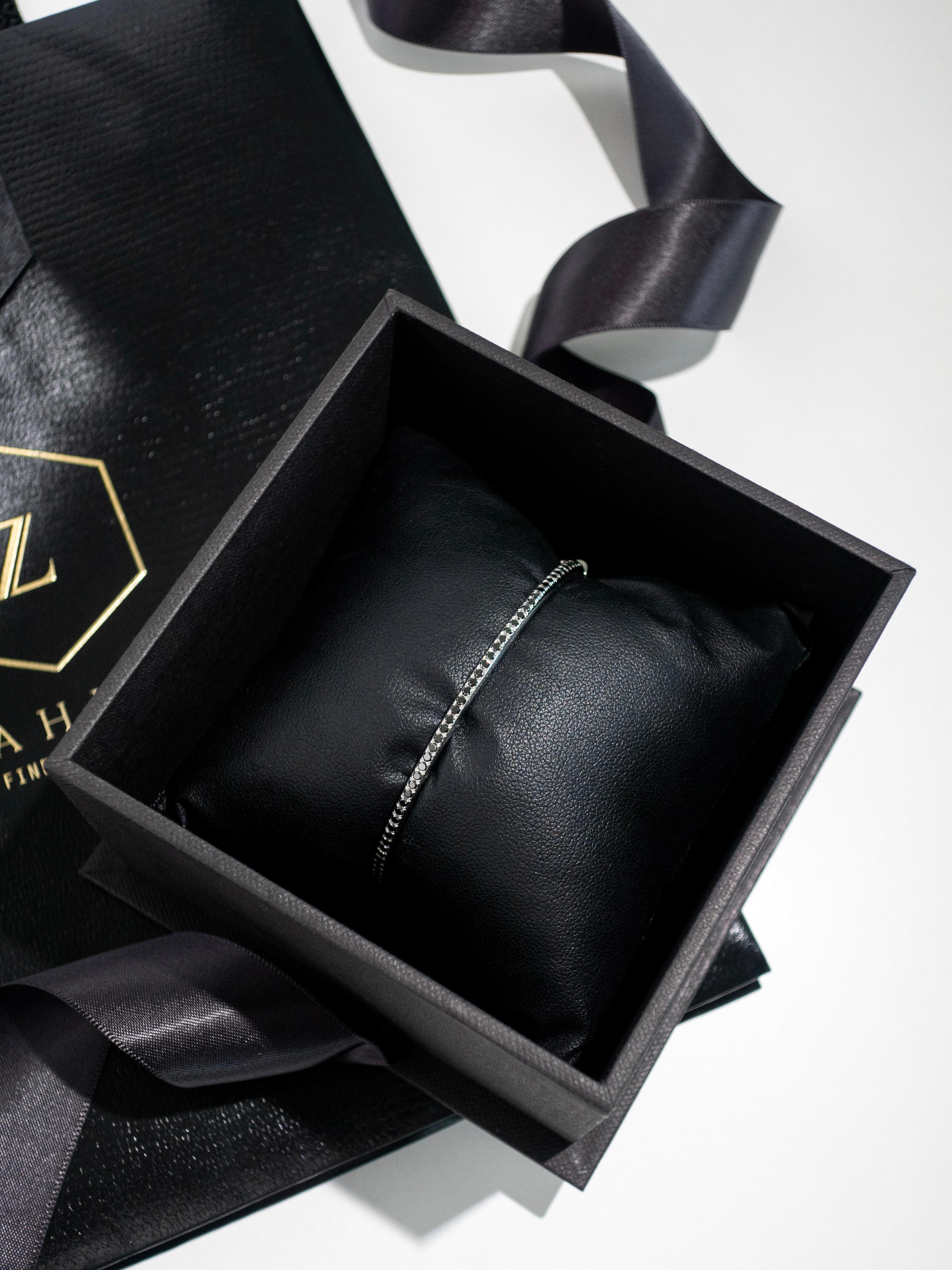 Bangle con diamanti neri in oro bianco 18 carati In condizioni Nuovo in vendita a Bangkok, TH