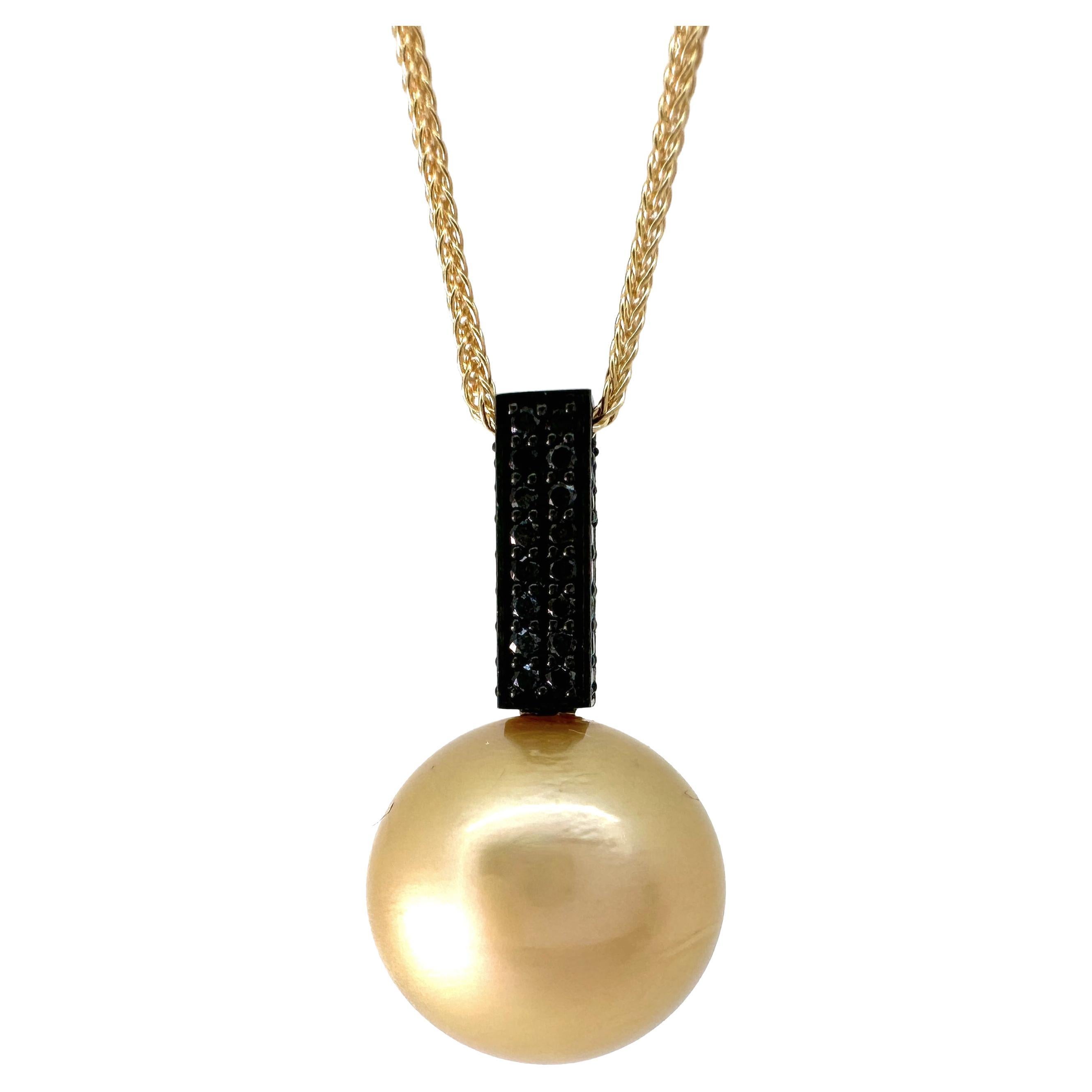 Pendentif « Boîte noire » en diamants noirs avec perle des mers du Sud et chaîne en or 18 carats