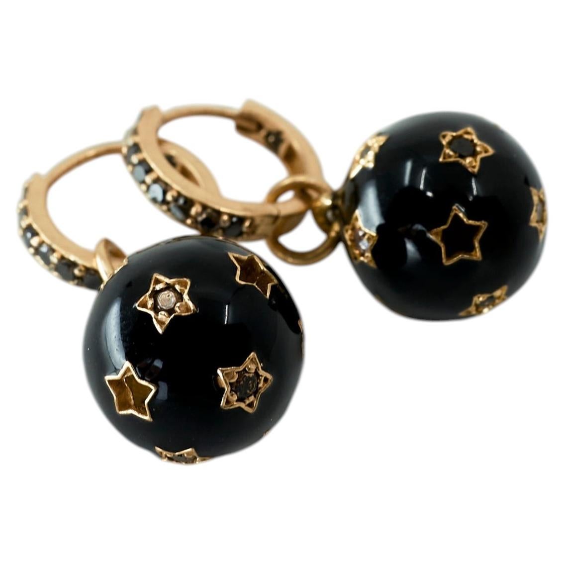 Pendientes de diamante negro: aros esmaltados en negro con colgantes en forma de estrella