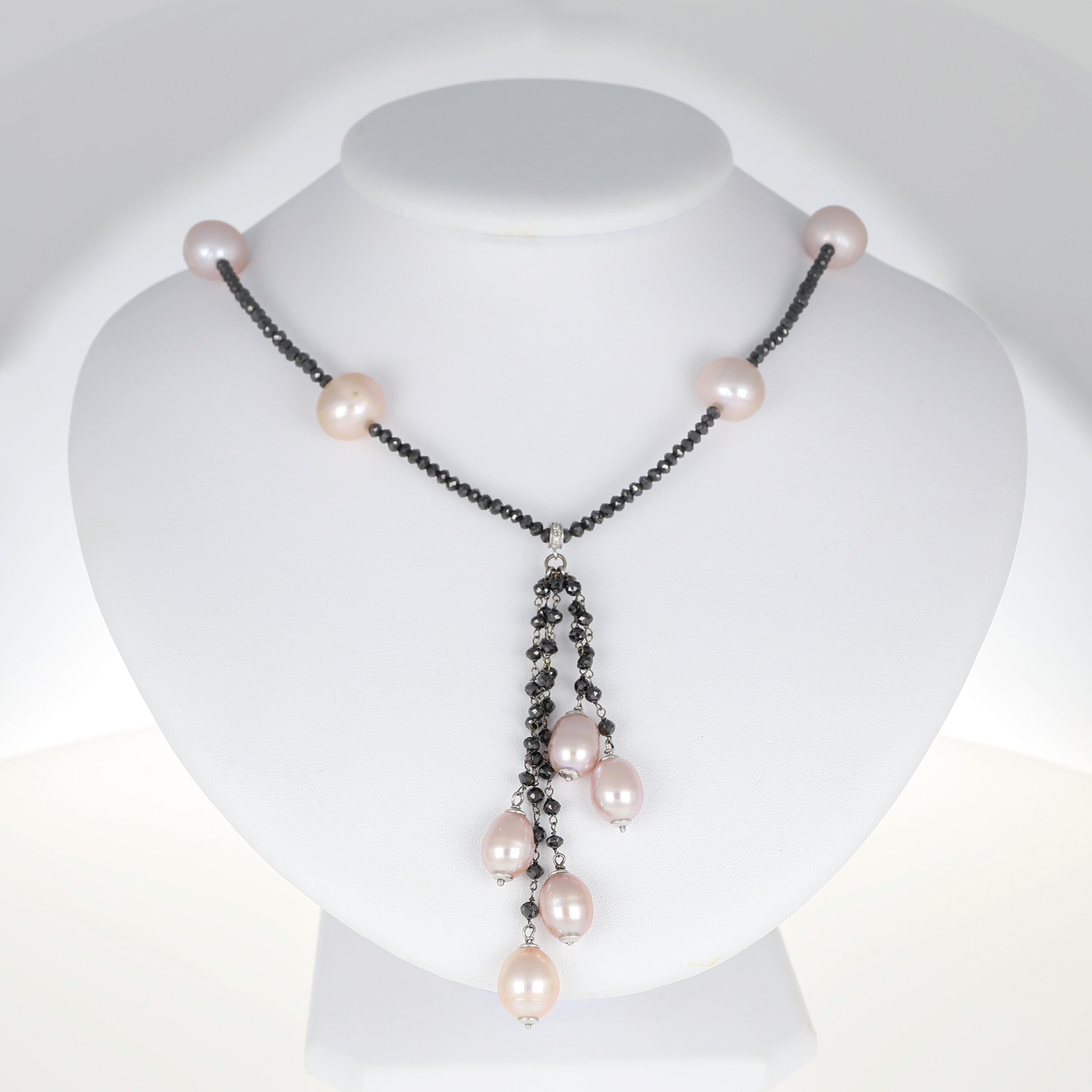 Un equilibrio sorprendente di contrasto ed eleganza: questo girocollo è composto da diamanti neri che esaltano la bellezza luminosa delle morbide perle rosa. Il design presenta una delicata cascata di perle rosa al centro, creando un movimento