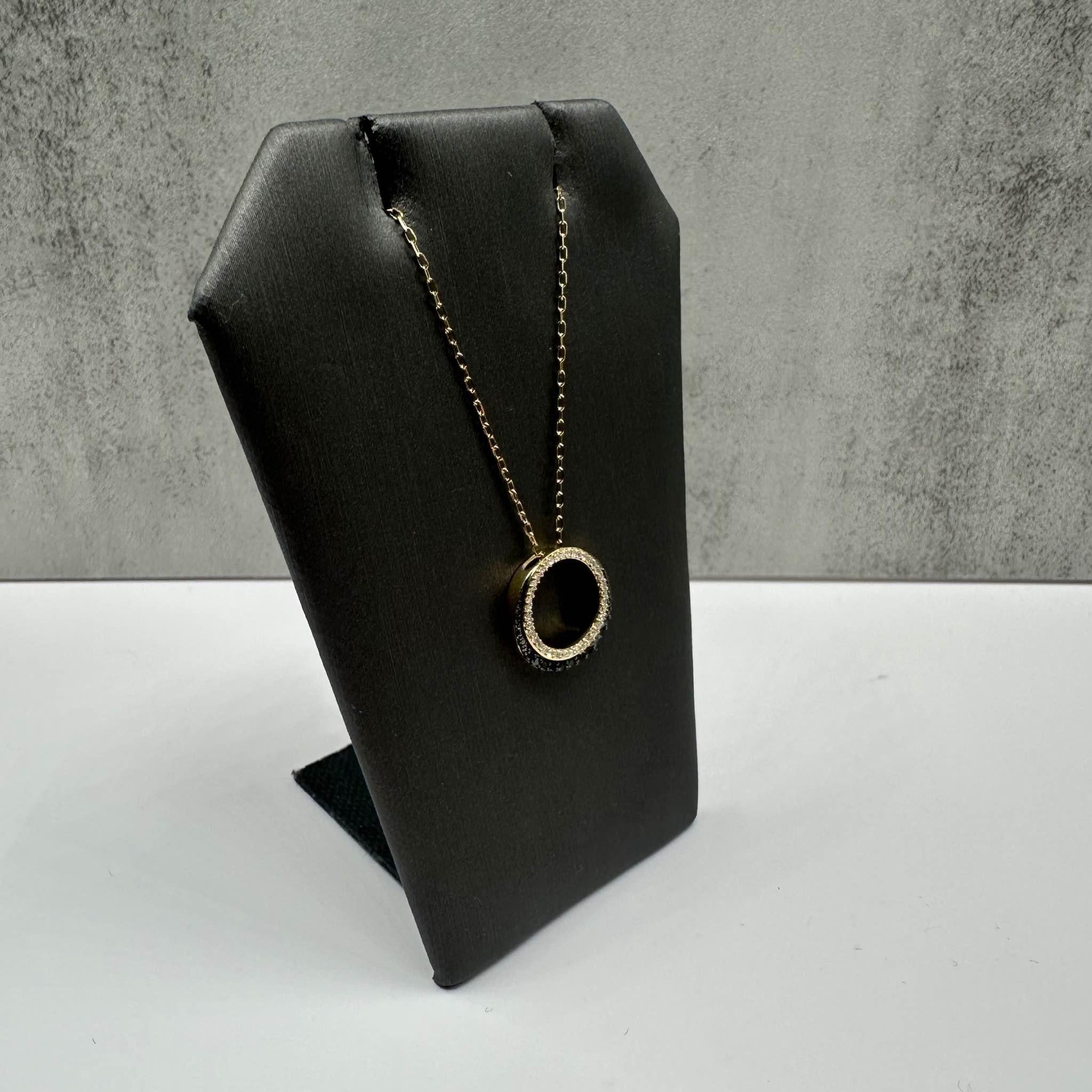 Diese elegante Black Diamond Circle Necklace aus 10kt Gelbgold besteht aus 0,25ctw schwarzen und weißen GH SI runden Diamanten im Einzelschliff, die einen auffallenden Kontrast und brillantes Funkeln bieten. Die Länge ist zwischen 16 und 18 Zoll