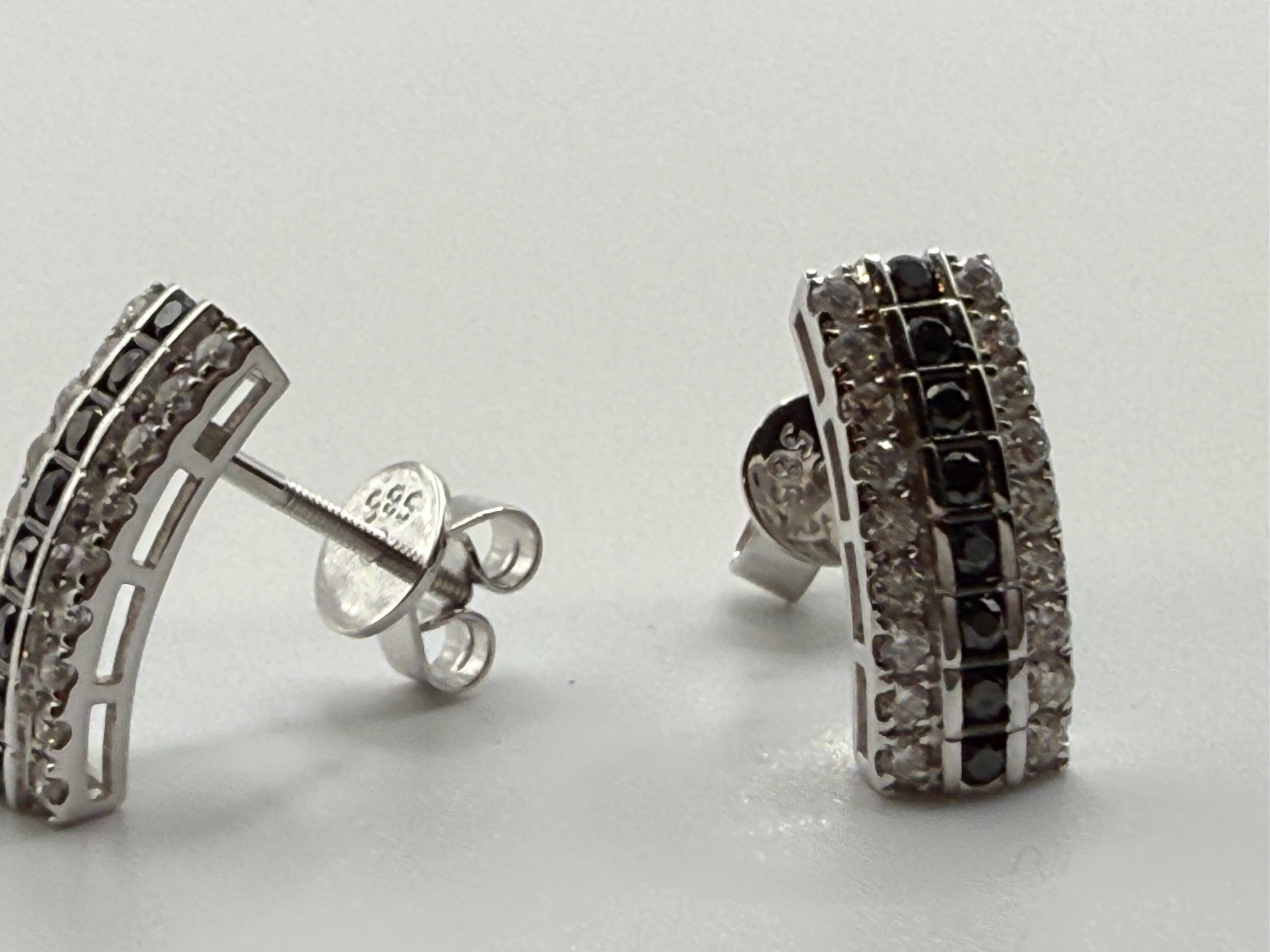 Magnifiques boucles d'oreilles modernes en diamant noir et blanc, elles s'adaptent à toutes les oreilles et à toutes les tenues ! Fabriquées en or blanc 14KT avec des dos vissés pour ne jamais les perdre. 0,50 carats de diamants de pureté VS-SI et