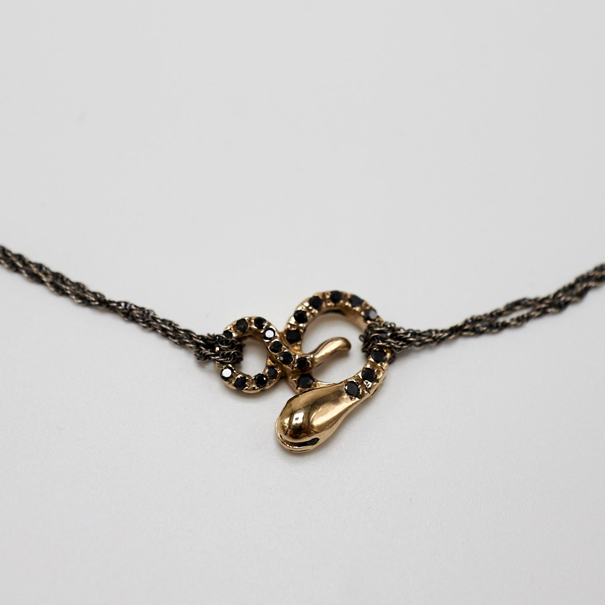 Taille brillant J. Dauphin, collier serpent en or, diamant noir, émeraude et chaîne en argent sterling en vente