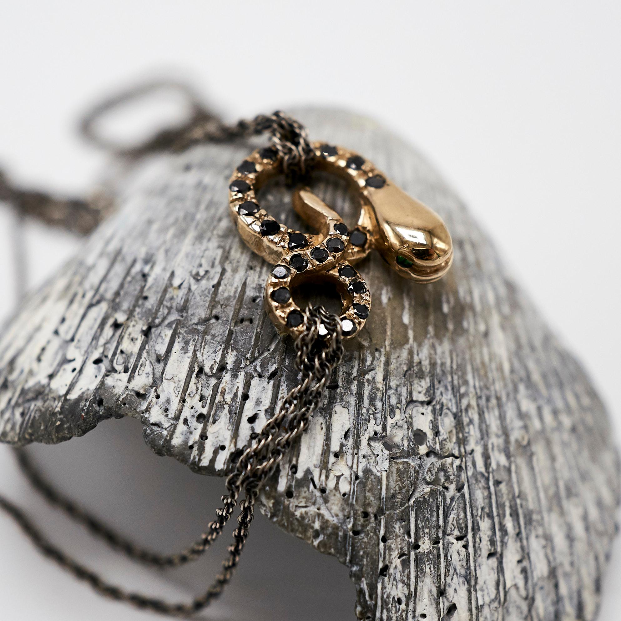 Contemporain J. Dauphin, collier serpent en or, diamant noir, émeraude et chaîne en argent sterling en vente