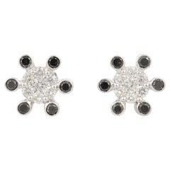 Clous d'oreilles à fleurs en or blanc 18 carats avec diamants noirs et diamants en grappe