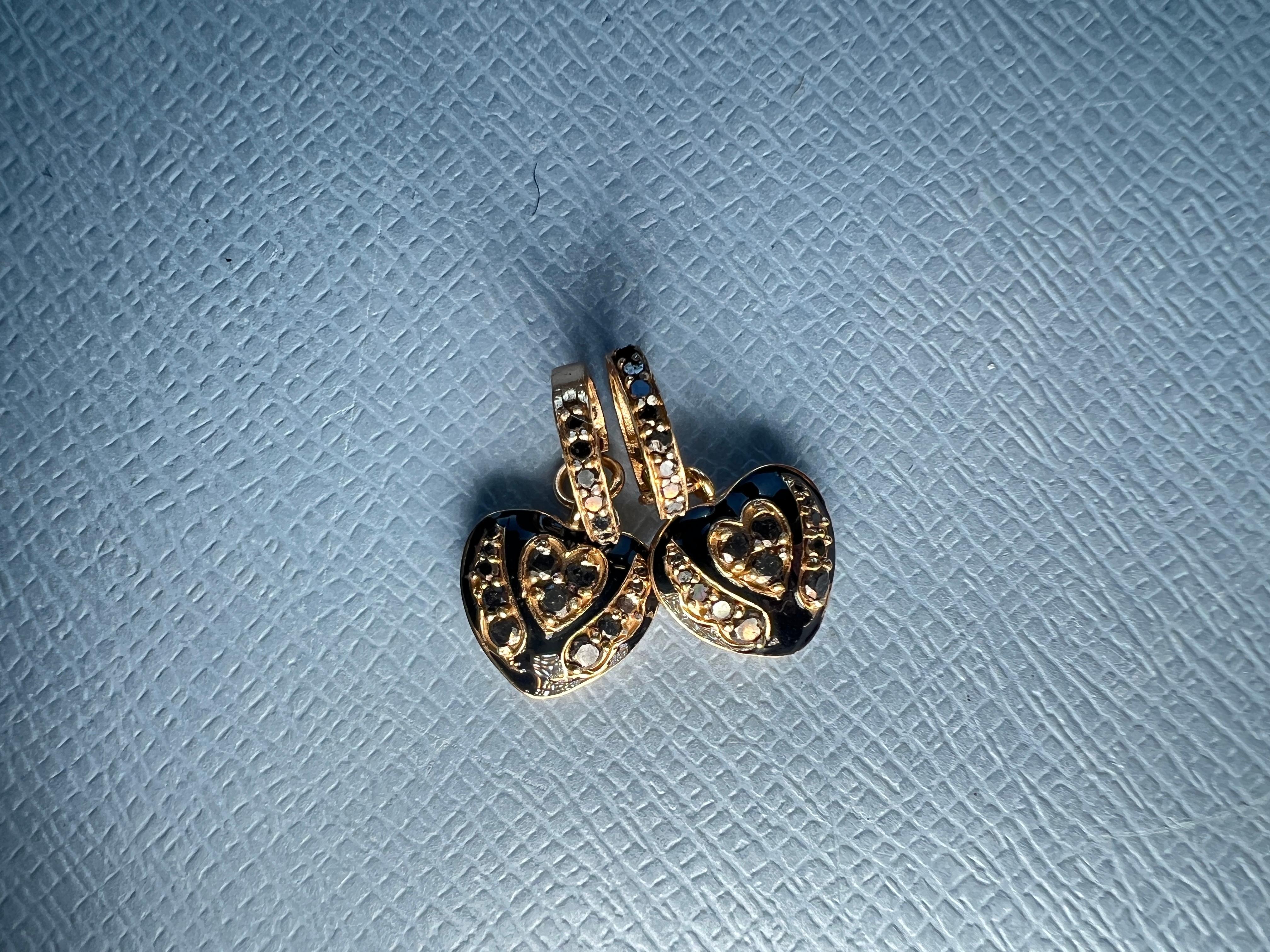 Contemporaneo Orecchino a cuore con diamante nero a cerchio in oro 14k e smalto nero in vendita