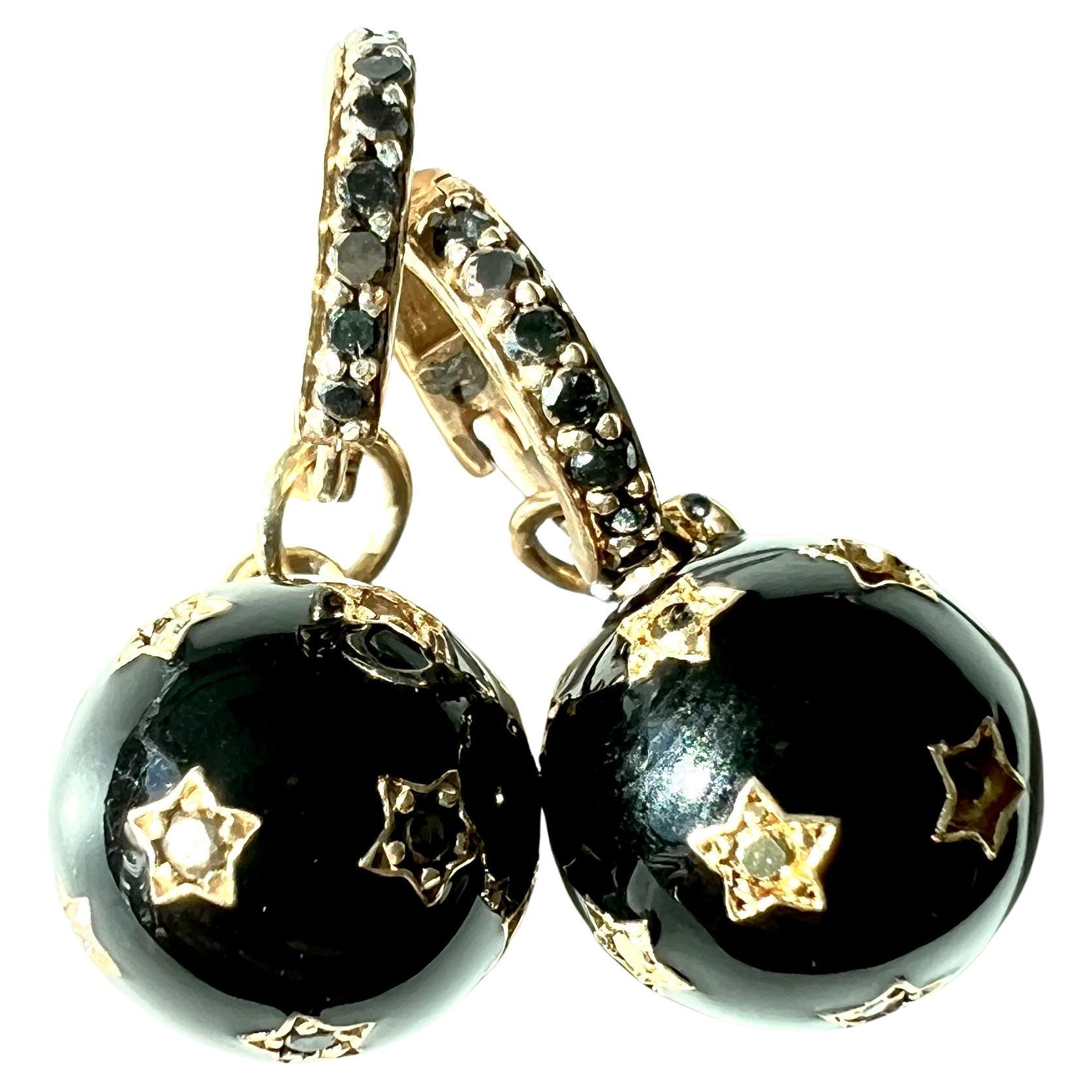 Boucle d'oreille pendante diamant noir diamant blanc boule étoile émaillée style victorien

Designer : J DAUPHIN

Ces boucles d'oreilles à anneau intègrent des diamants blancs, qui sont associés à la clarté, à la pureté et à l'illumination