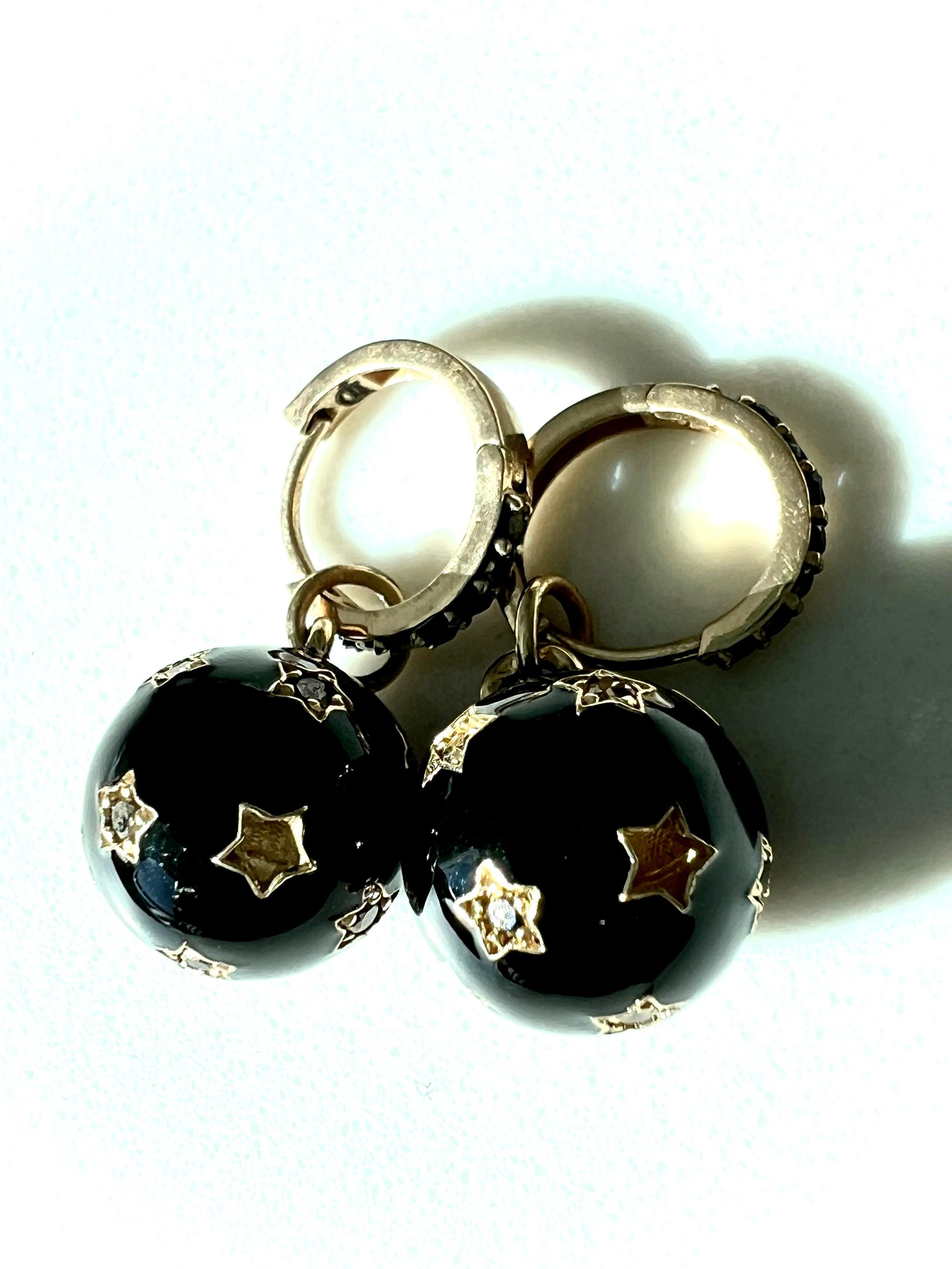 Contemporain Boucles d'oreilles pendantes en diamant noir Émail Star Ball and Ball, diamant blanc en vente