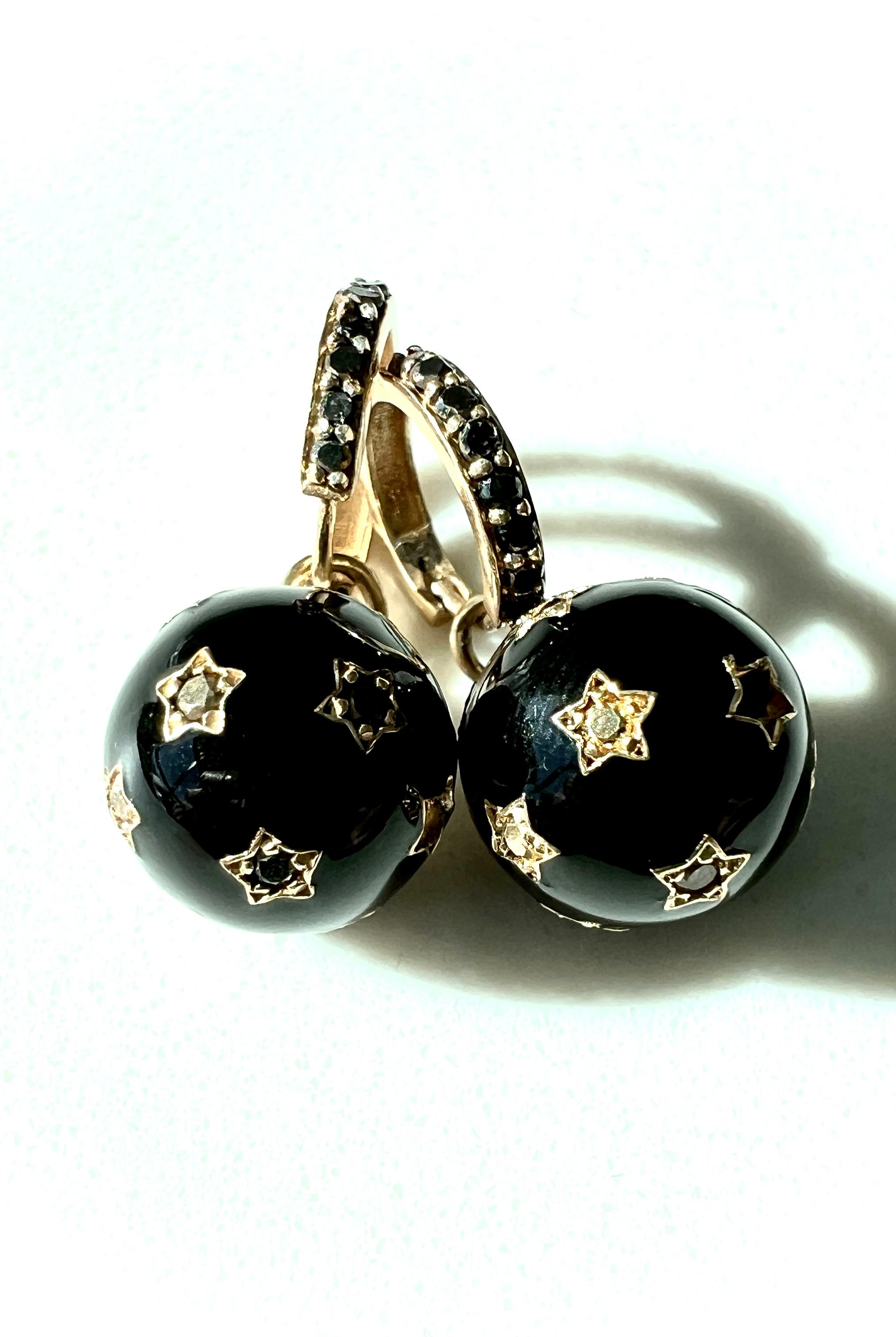 Taille simple Boucles d'oreilles pendantes en diamant noir Émail Star Ball and Ball, diamant blanc en vente
