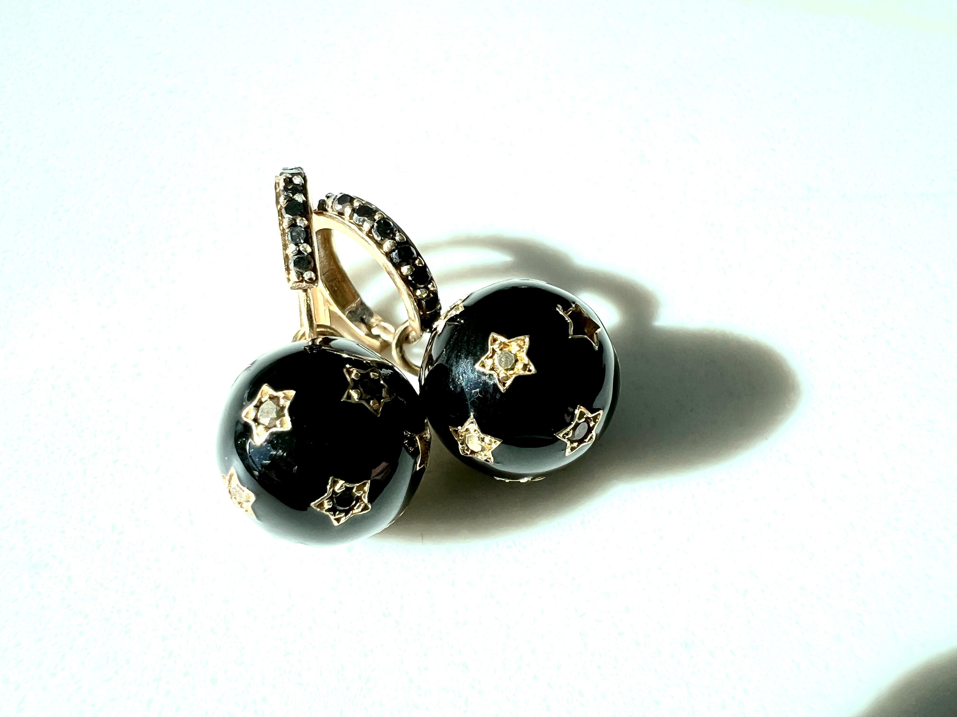 Boucles d'oreilles pendantes en diamant noir Émail Star Ball and Ball, diamant blanc Neuf - En vente à Los Angeles, CA