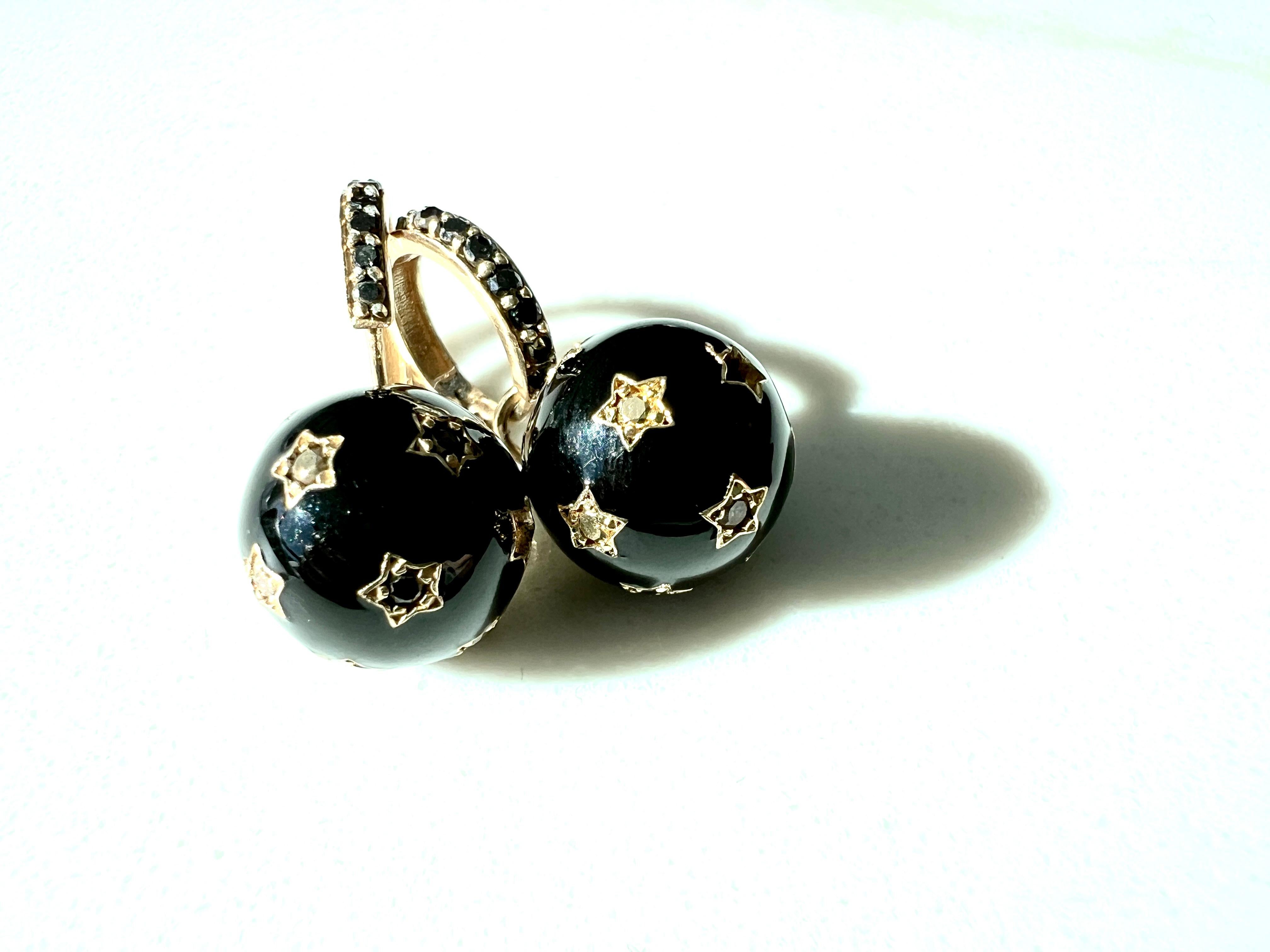 Boucles d'oreilles pendantes en diamant noir Émail Star Ball and Ball, diamant blanc Pour femmes en vente