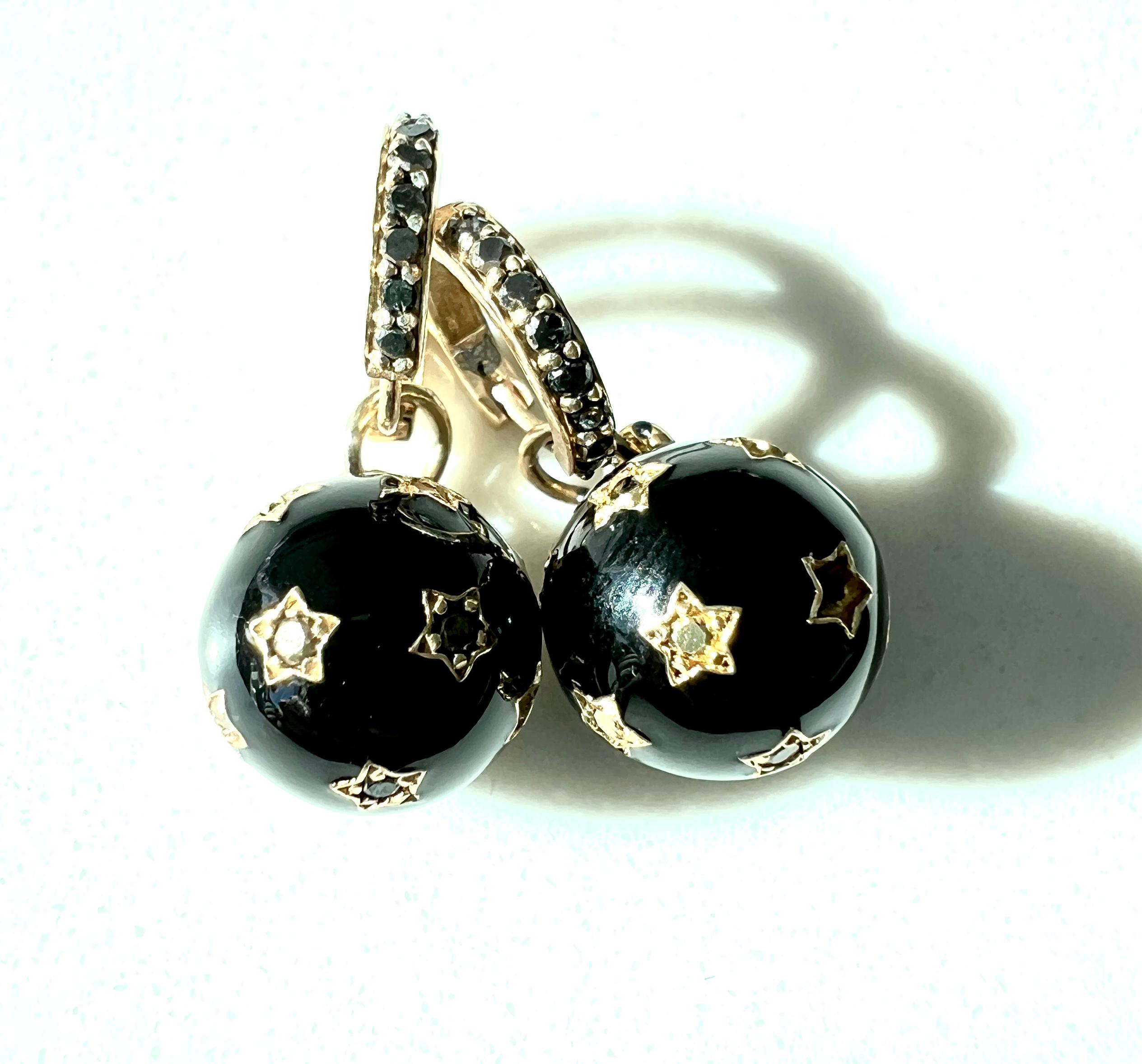 Boucles d'oreilles pendantes en diamant noir Émail Star Ball and Ball, diamant blanc en vente 1