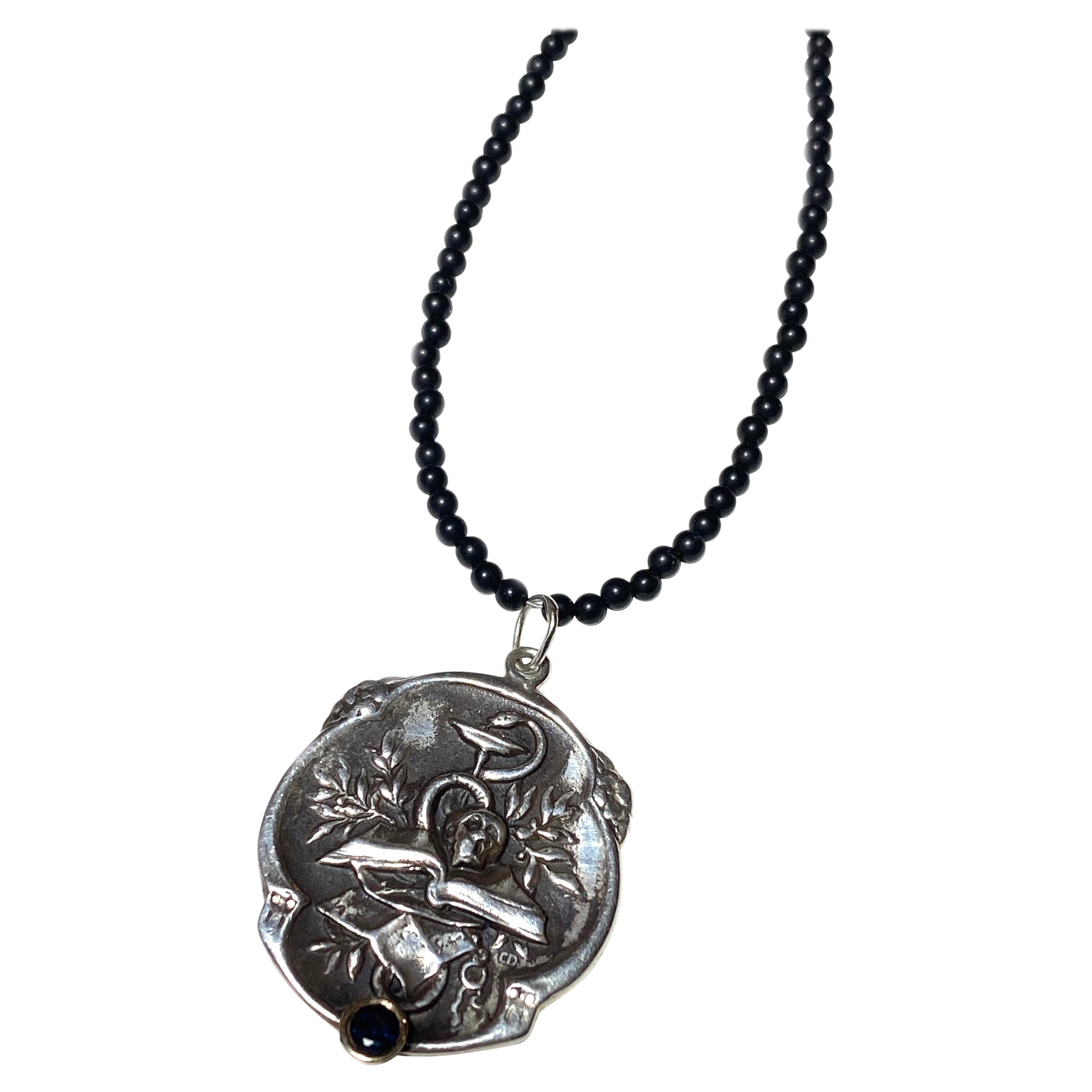 J Dauphin, collier médaillon Memento Mori avec pendentif en diamant noir et perles de spinelle d'argent