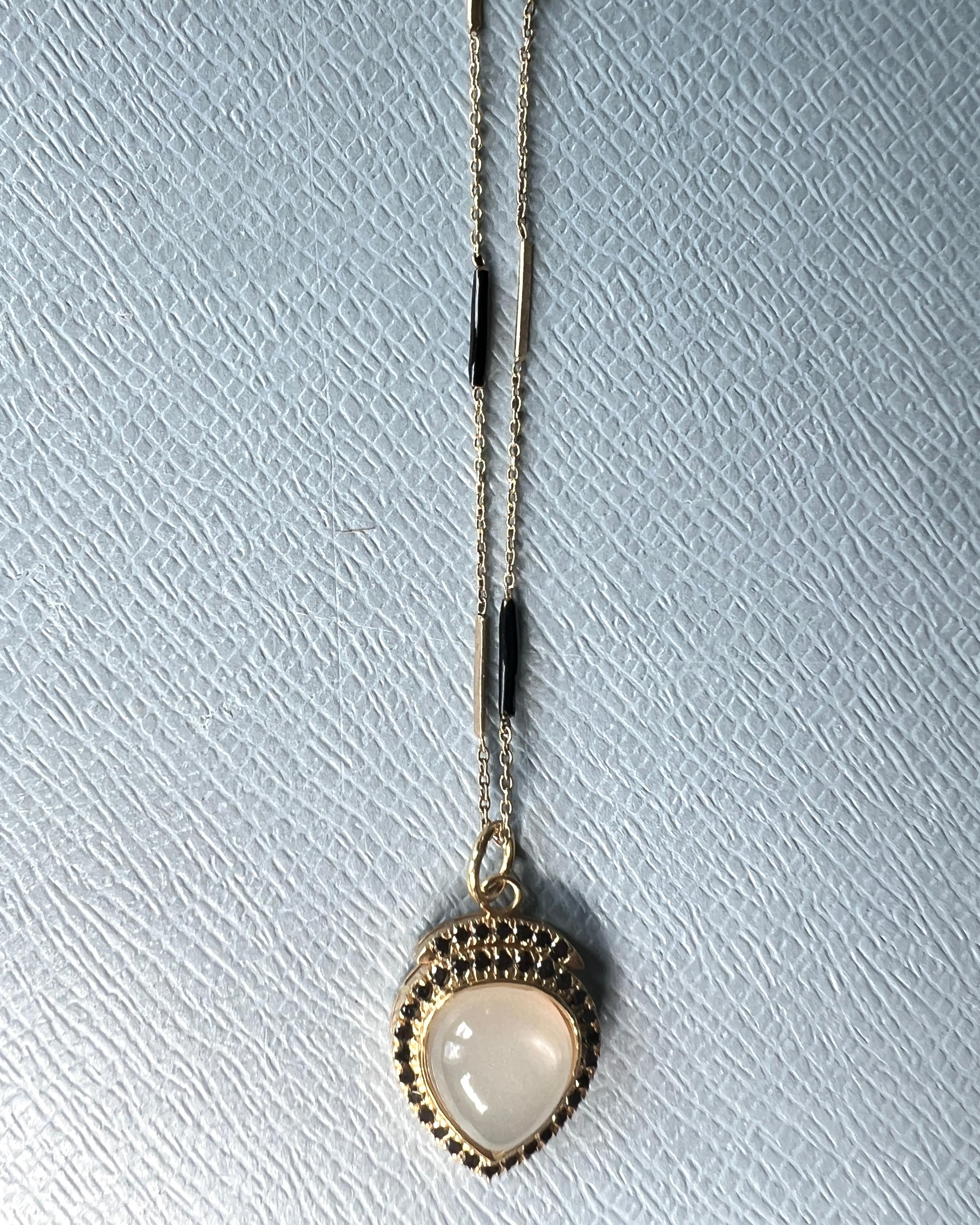 Taglio singolo Black Diamond Moonstone Heart Pendant Necklace Black Enamel in vendita