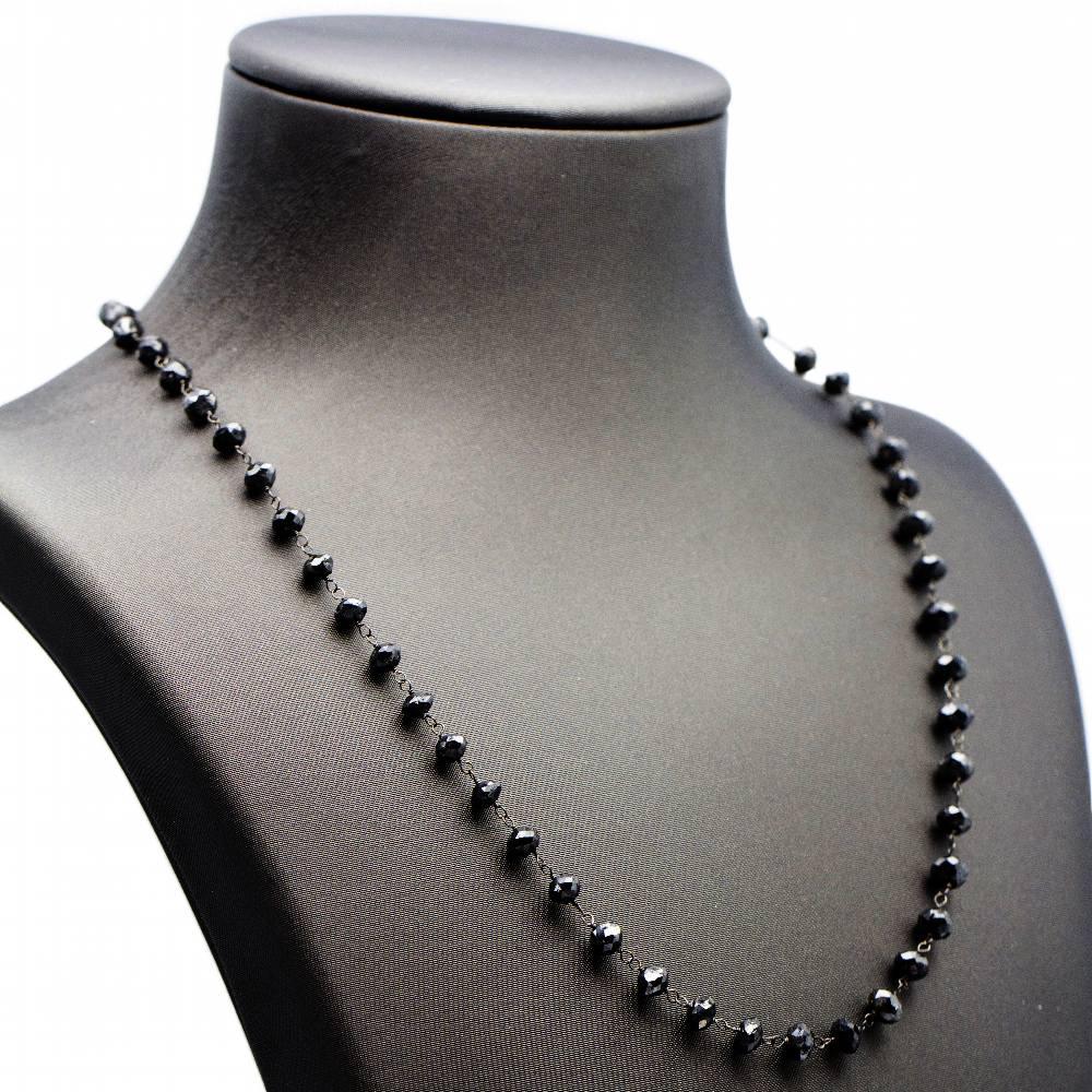 Rosenkranzkette aus 18kt Weißgold und schwarzen Diamanten für Damen : 18kt Weißgold rhodiniert in schwarz : 53x schwarze Diamanten mit einem Gesamtgewicht von 37,28ct : 8,00 Gramm : 50 cm lang : Karabinerverschluss : Diese Kette ist in einem