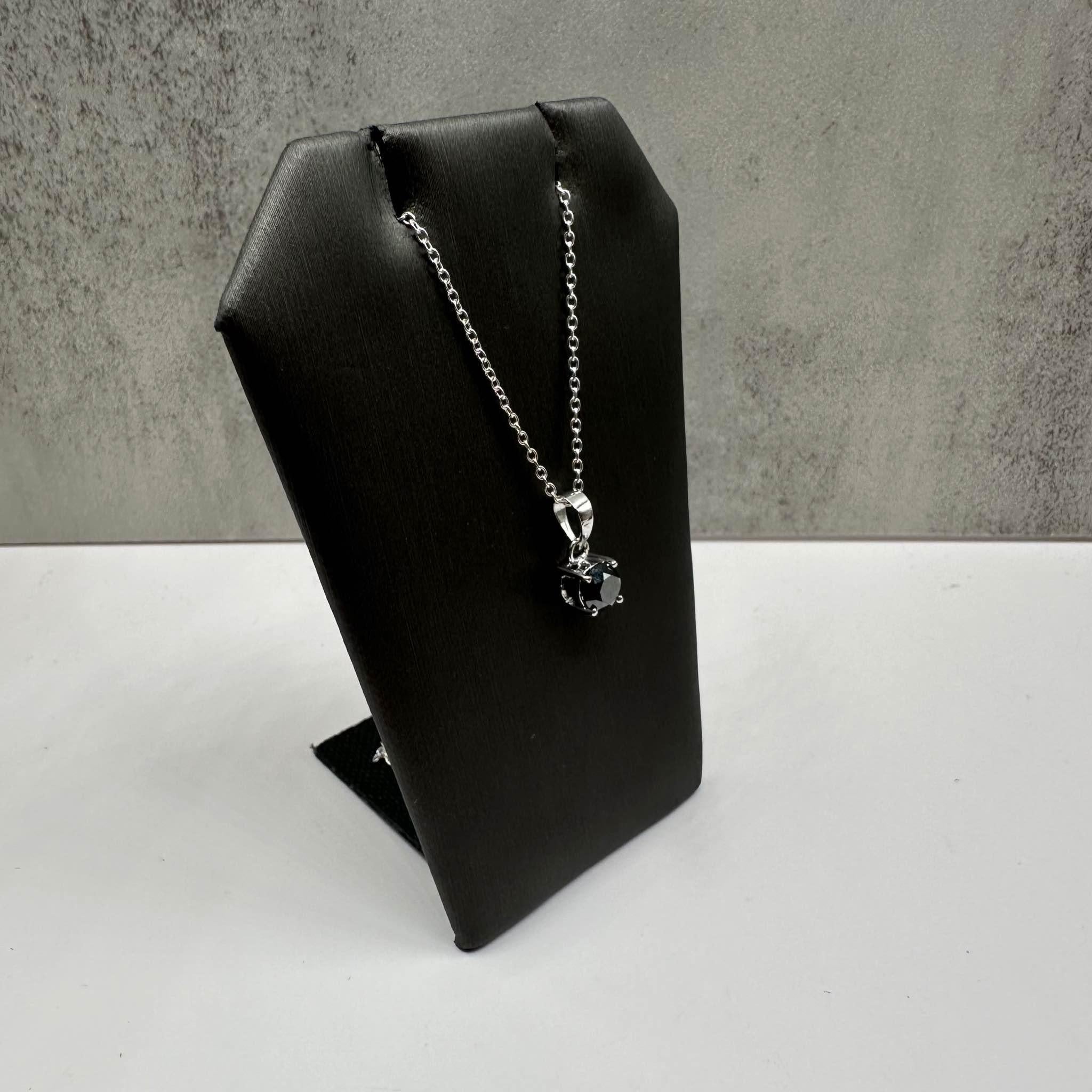 Questa splendida collana di diamanti neri in argento sterling presenta 1ctw di diamanti neri rotondi che conferiscono un look audace e sofisticato. La lunghezza è regolabile fino a 18 pollici e offre versatilità per diverse scollature. Con un peso