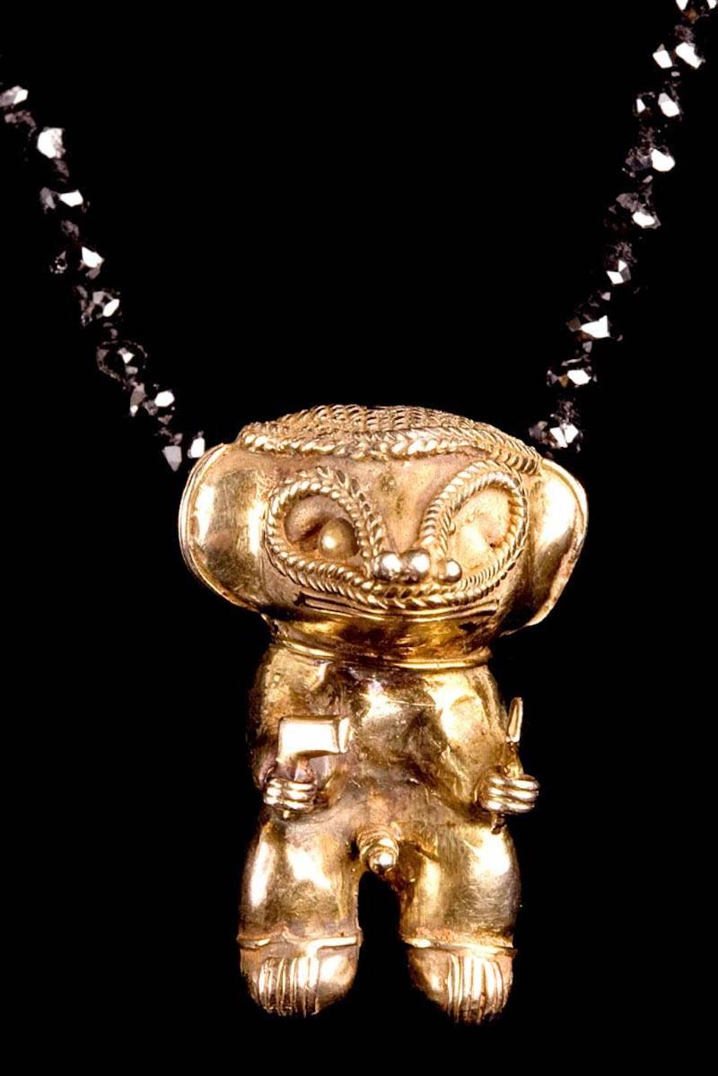 Contemporary 21.5 carat graduated black diamond necklace with Antique Tairona Precolumbian shaman gold pendant and gold clasp (Colombia 1000 AD). Modern new string and clasp.

This piece comes from our 