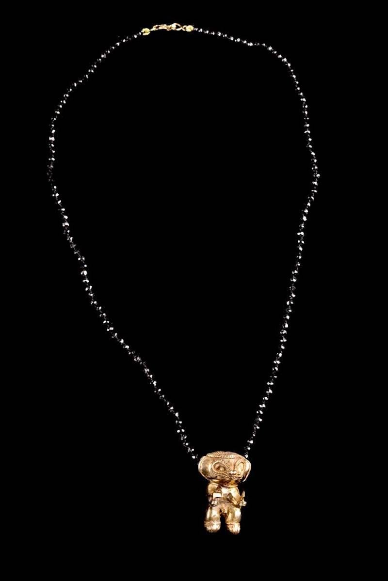 Taille briolette Collier en diamant noir avec pendentif chaman précolombien en or Tairona en vente