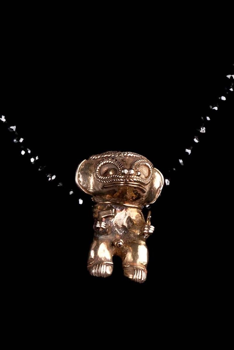 Collier en diamant noir avec pendentif chaman précolombien en or Tairona Unisexe en vente