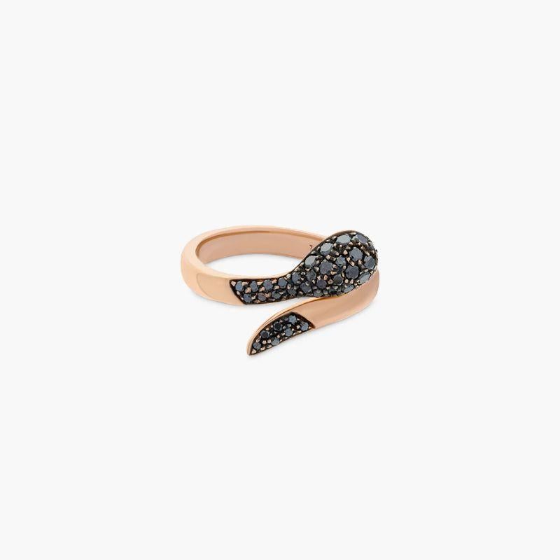 Ring mit schwarzem Diamanten aus 18 Karat Roségold

Glitzernde schwarze Diamanten zieren ein Band aus 18 Karat Roségold, das in einem modernen Schlangendesign geformt ist. Die Diamanten im Einzelschliff sind sorgfältig um den Kopf und das Ende des