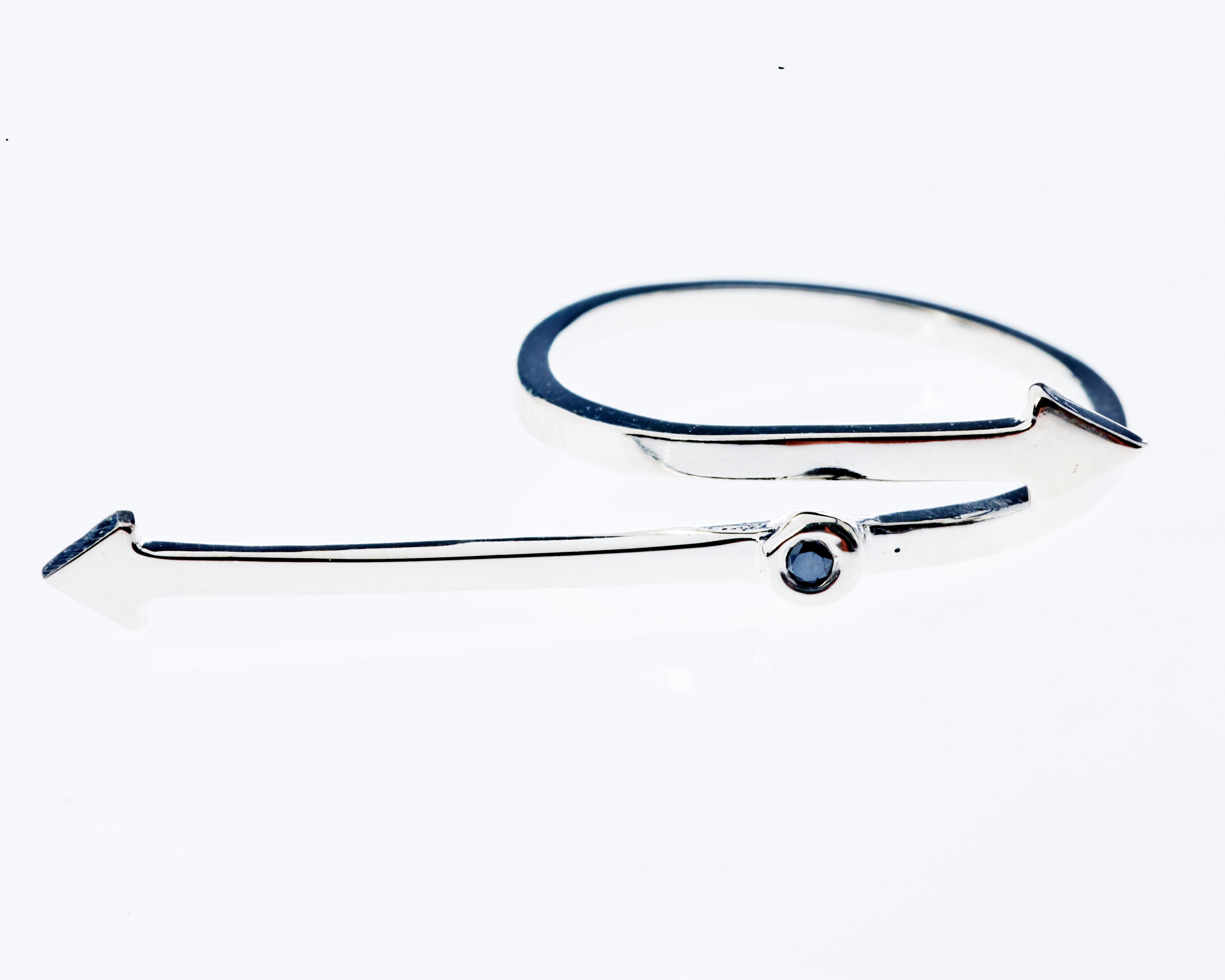 Schwarzer Diamant Arrow Ring in Sterling Silber - Einstellbare minimalistisches Design von J DAUPHIN

Dieser minimalistische Pfeilring von J DAUPHIN ist aus massivem Sterlingsilber gefertigt und mit natürlichen schwarzen Diamanten besetzt. Es ist