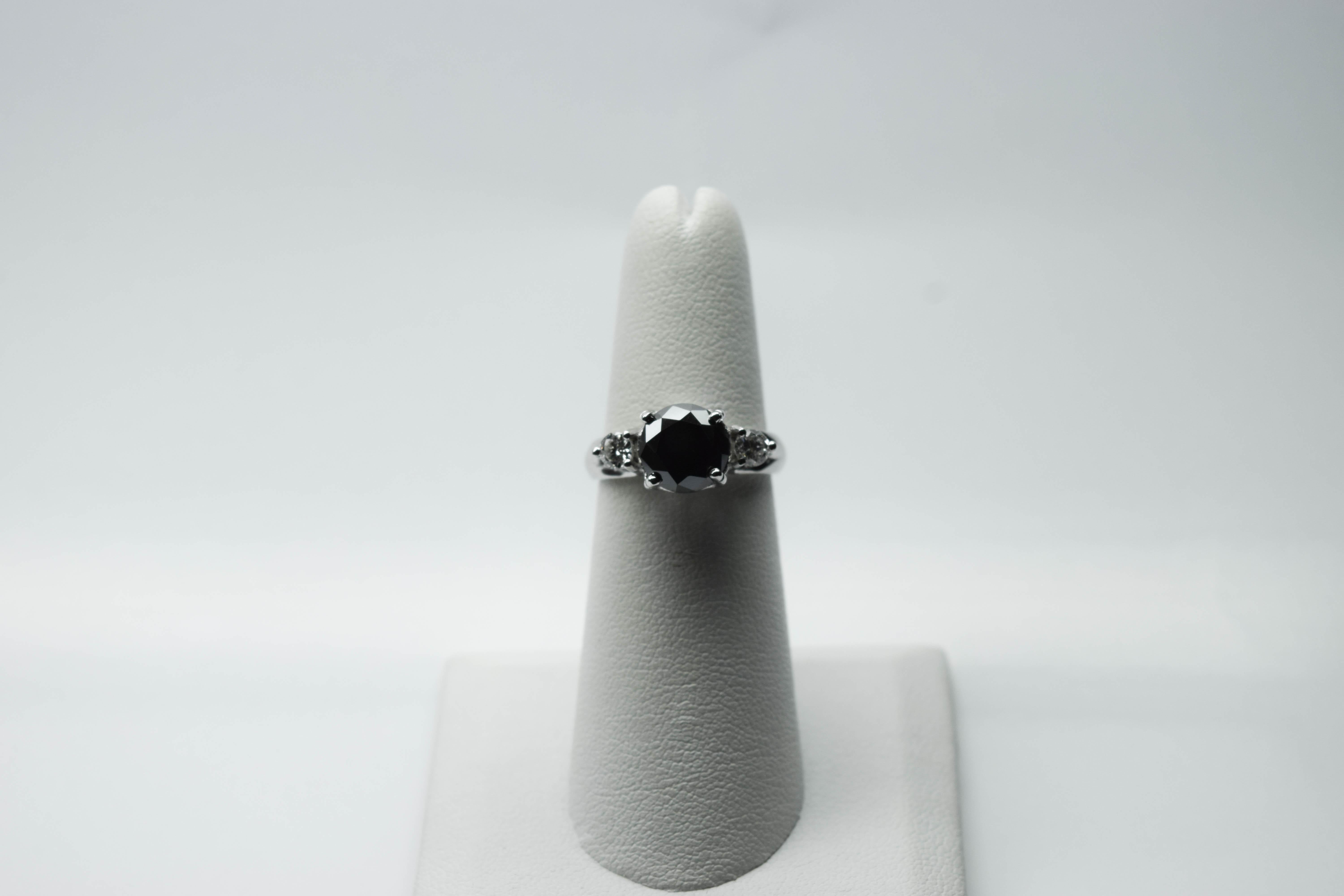Taille ronde Bague en diamant noir Bague de fiançailles à trois pierres en or 14KT Diamant noir certifié en vente