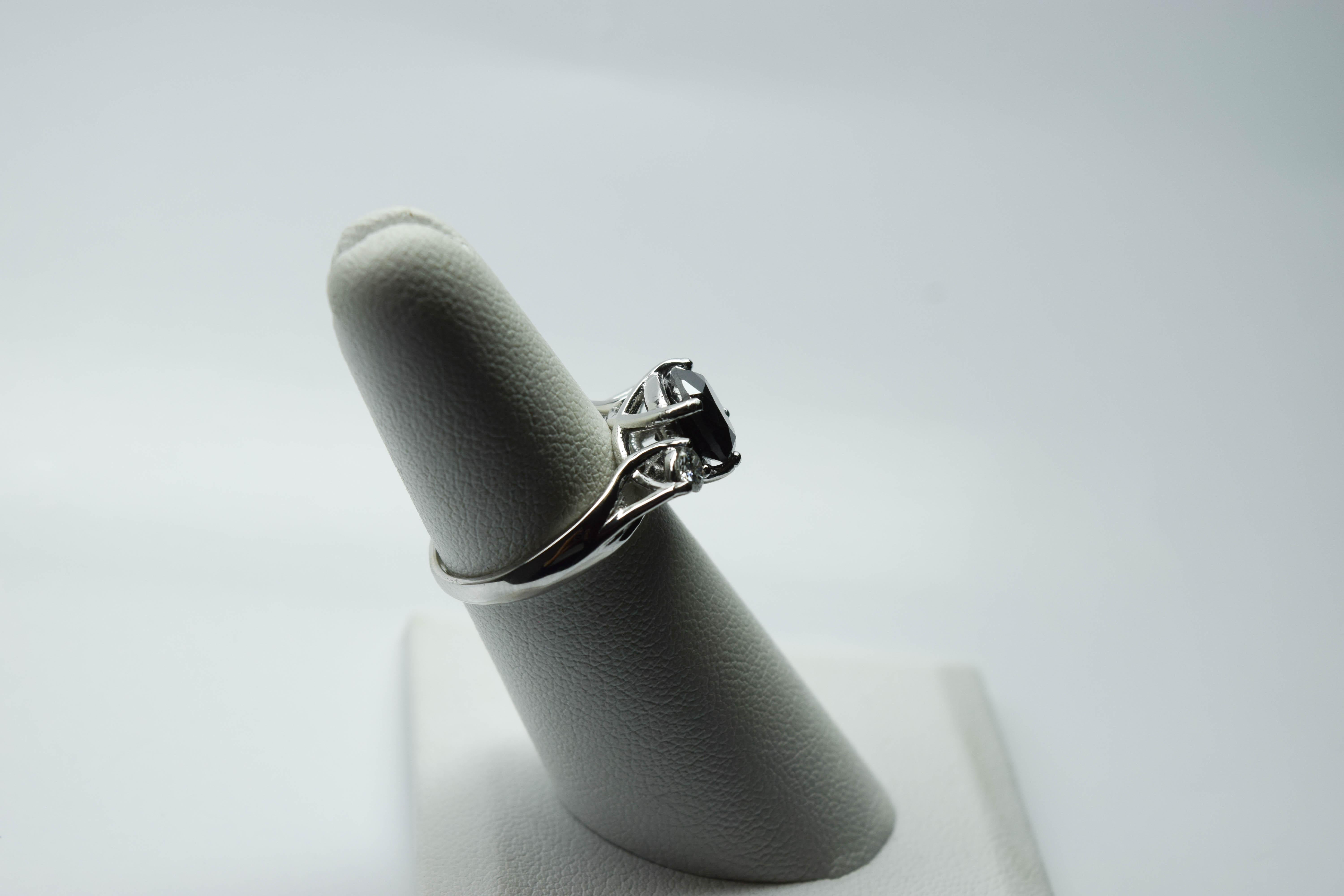 Bague en diamant noir Bague de fiançailles à trois pierres en or 14KT Diamant noir certifié Excellent état - En vente à Boca Raton, FL