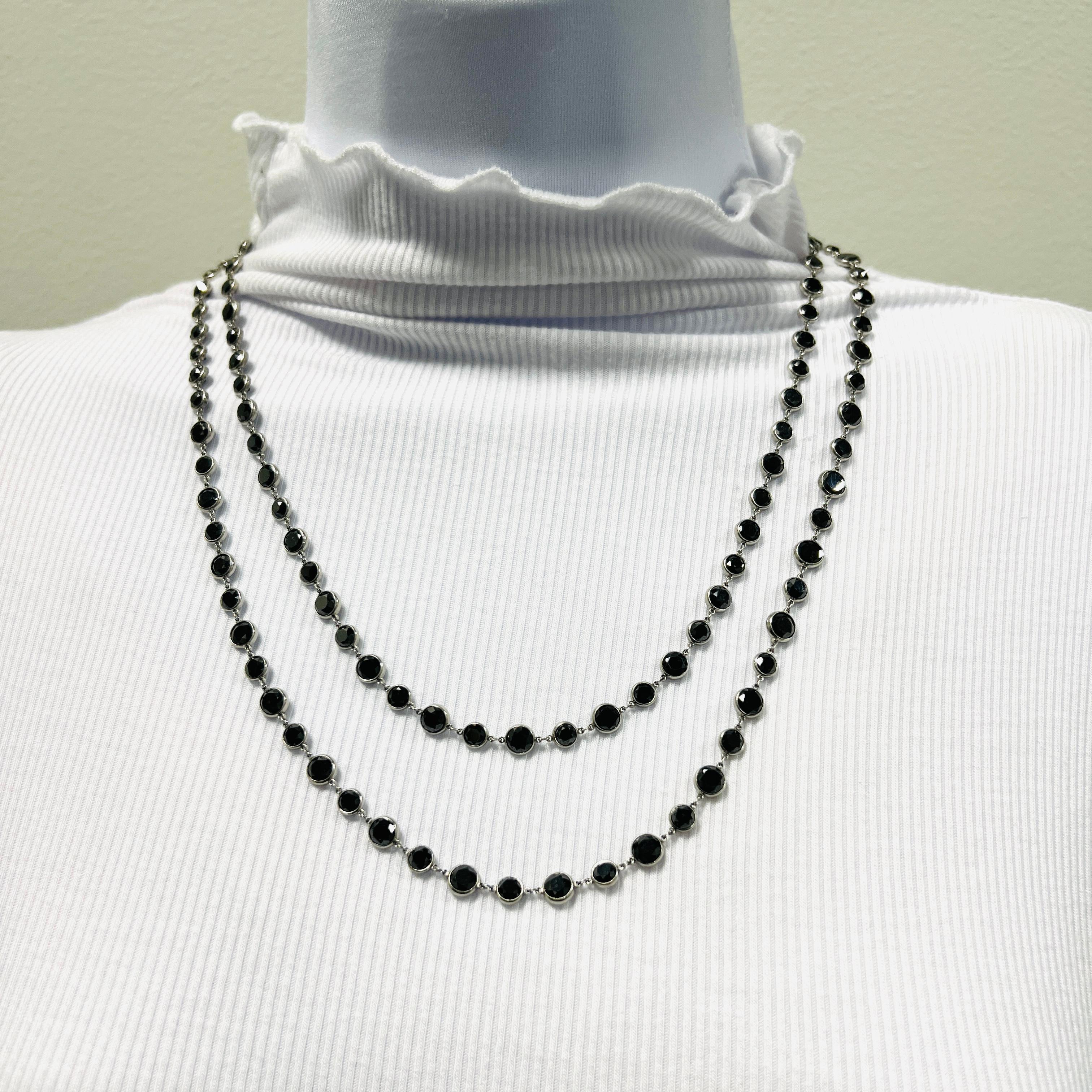 Splendida collana con 70 carati di diamanti neri rotondi.  Realizzato a mano in oro bianco 18 carati e platino.  La lunghezza è di 42